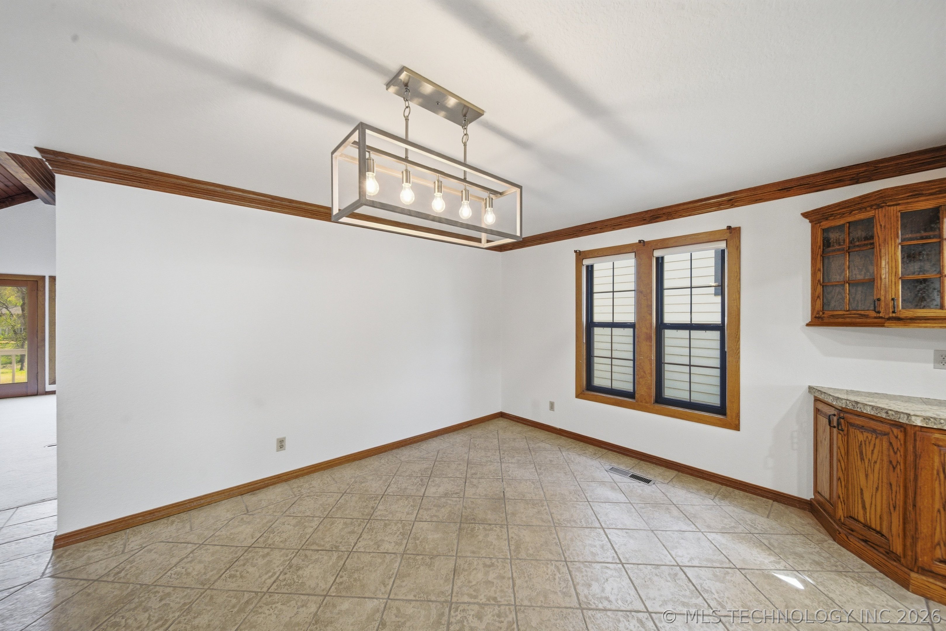 9513 S Lakewood Avenue Property Photo 10