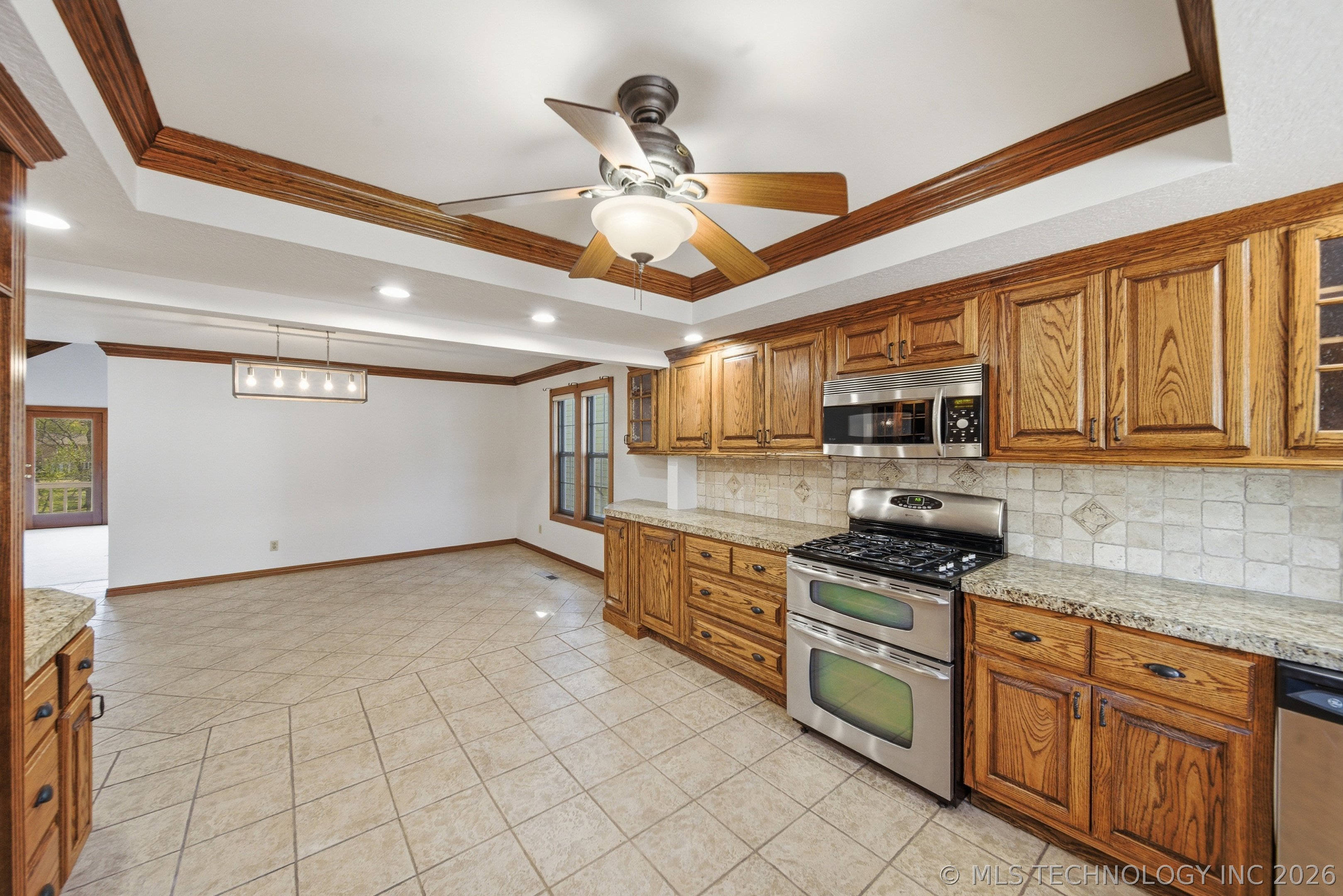 9513 S Lakewood Avenue Property Photo 11