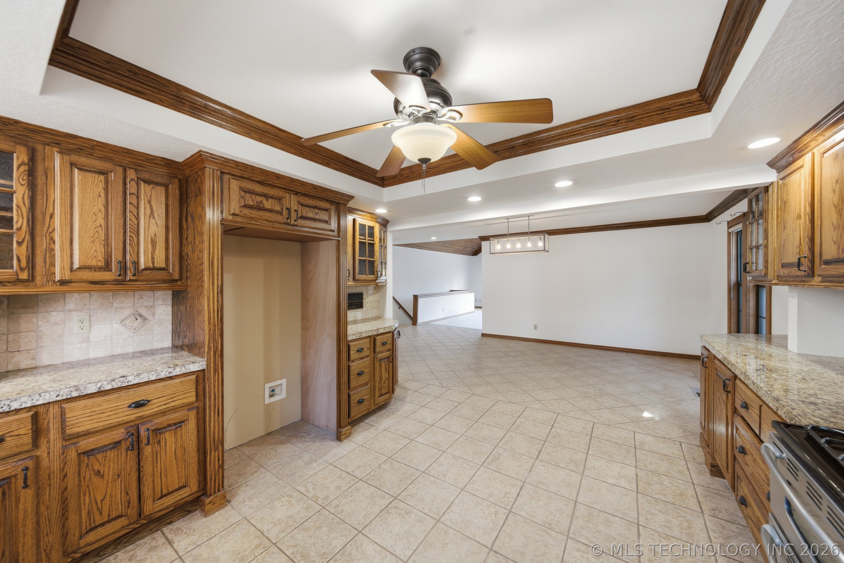 9513 S Lakewood Avenue Property Photo 13