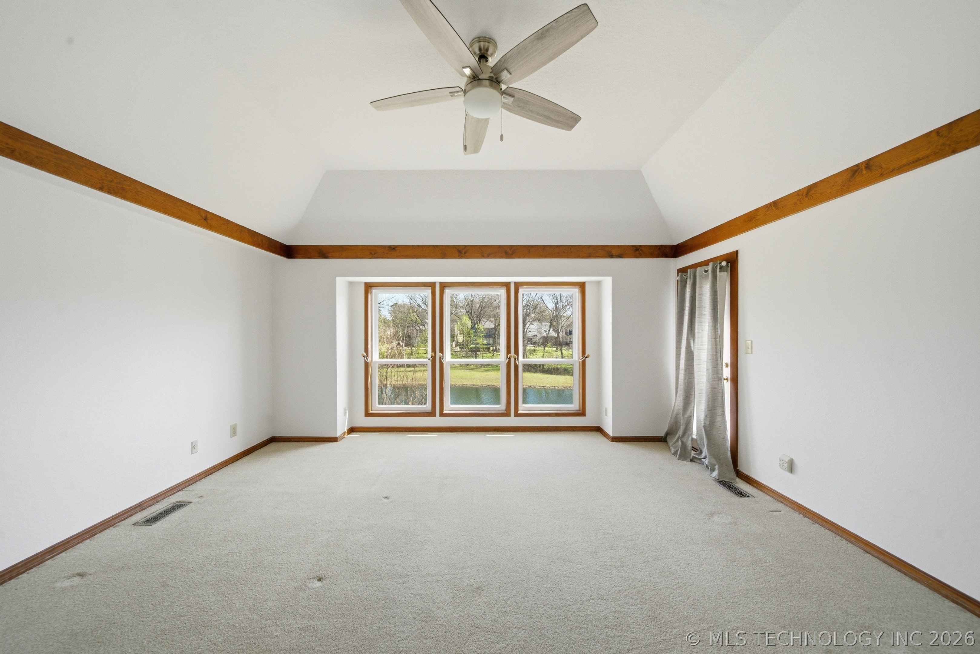 9513 S Lakewood Avenue Property Photo 17