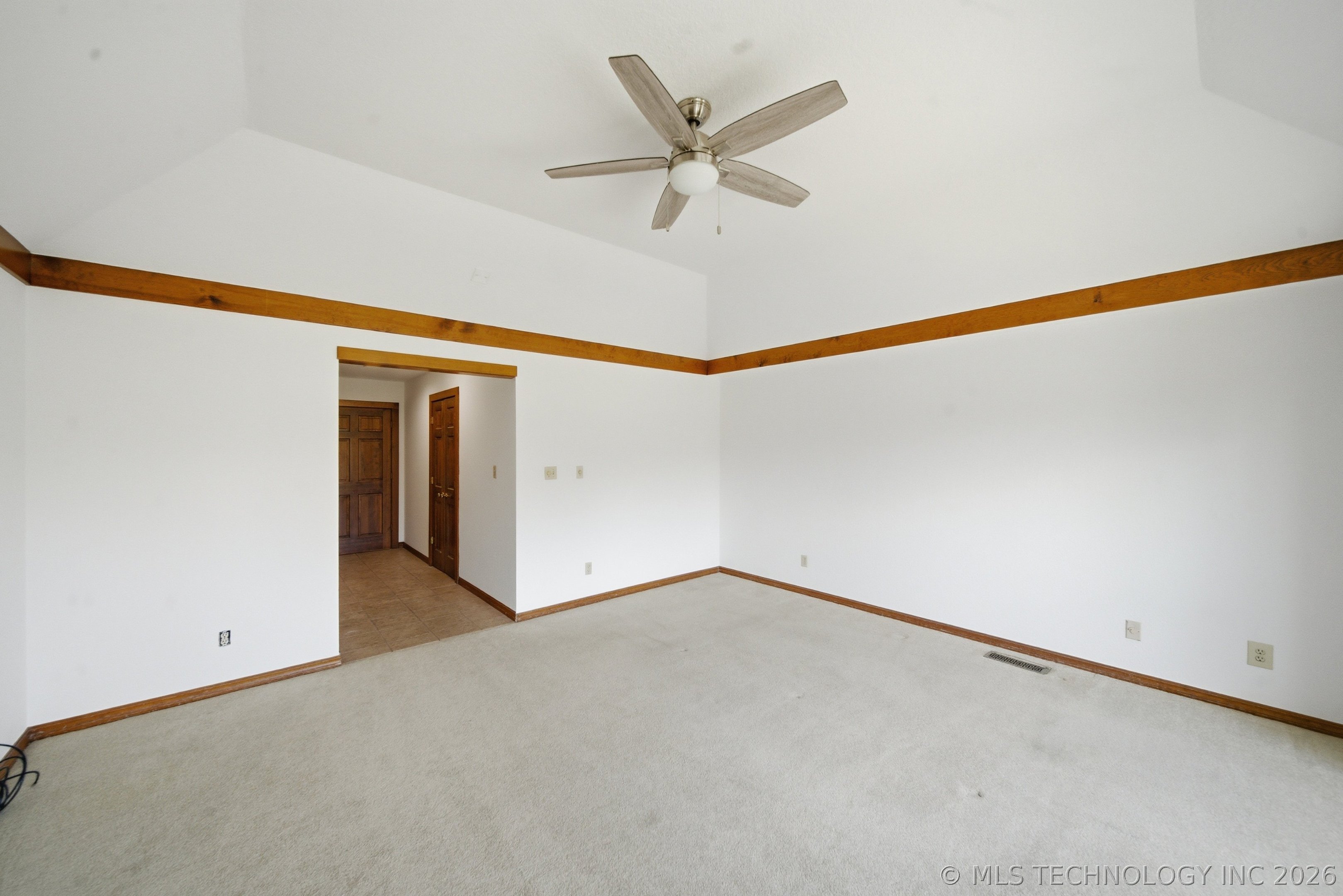 9513 S Lakewood Avenue Property Photo 18