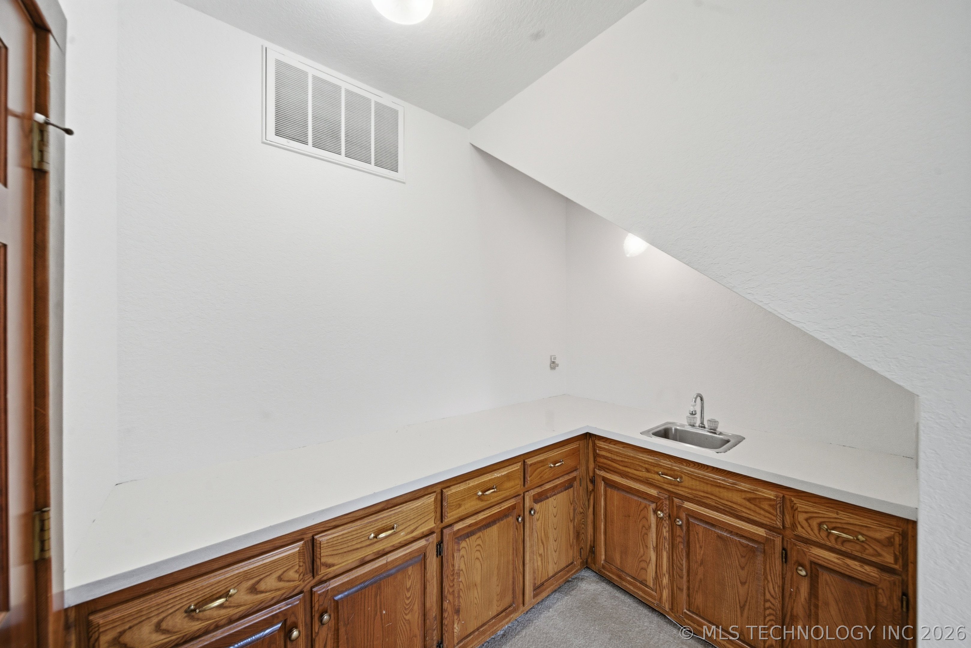 9513 S Lakewood Avenue Property Photo 22