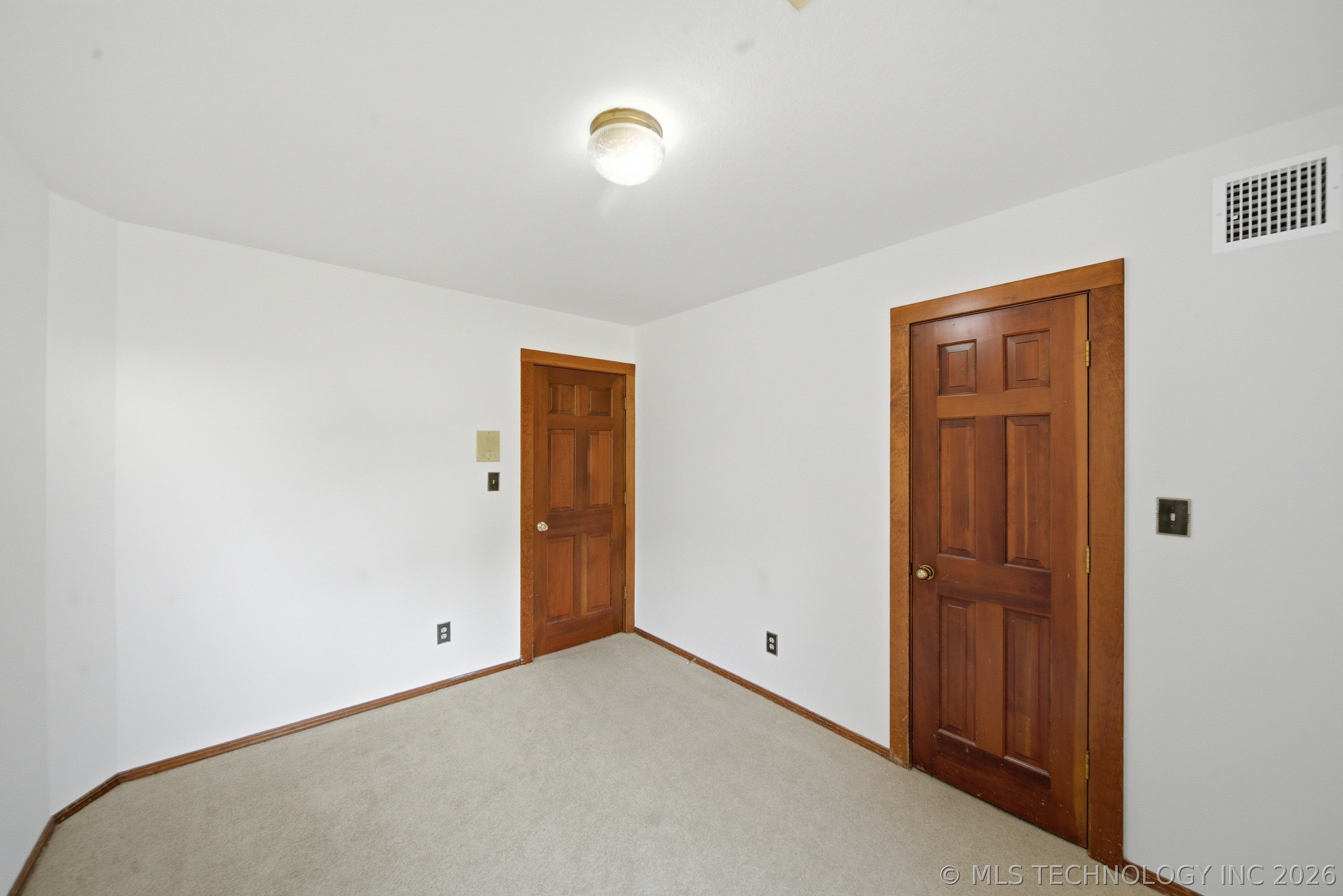 9513 S Lakewood Avenue Property Photo 28