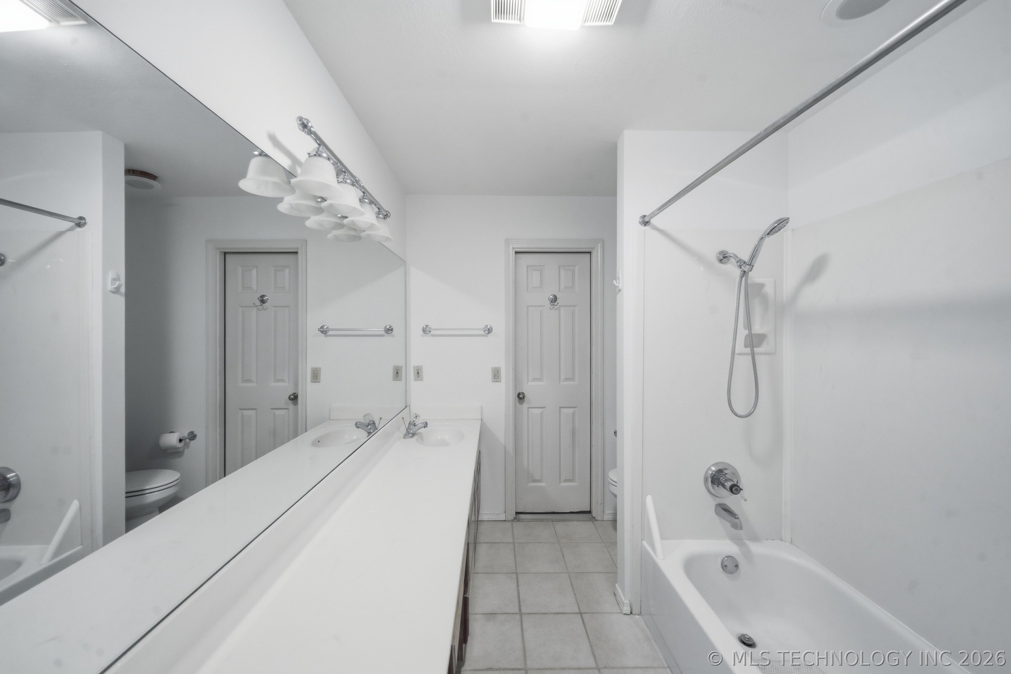 9513 S Lakewood Avenue Property Photo 32
