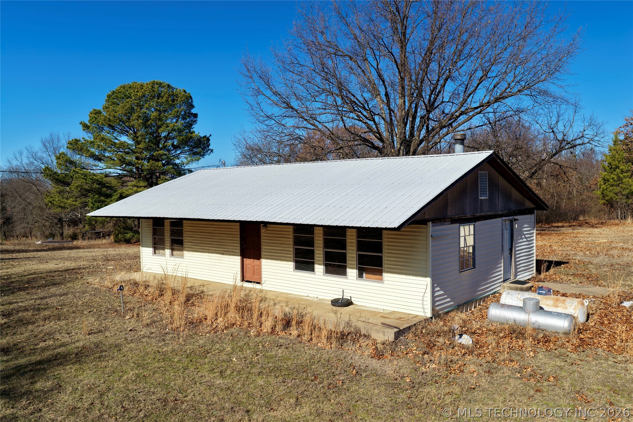 417188 E 1135 Road Property Photo 3