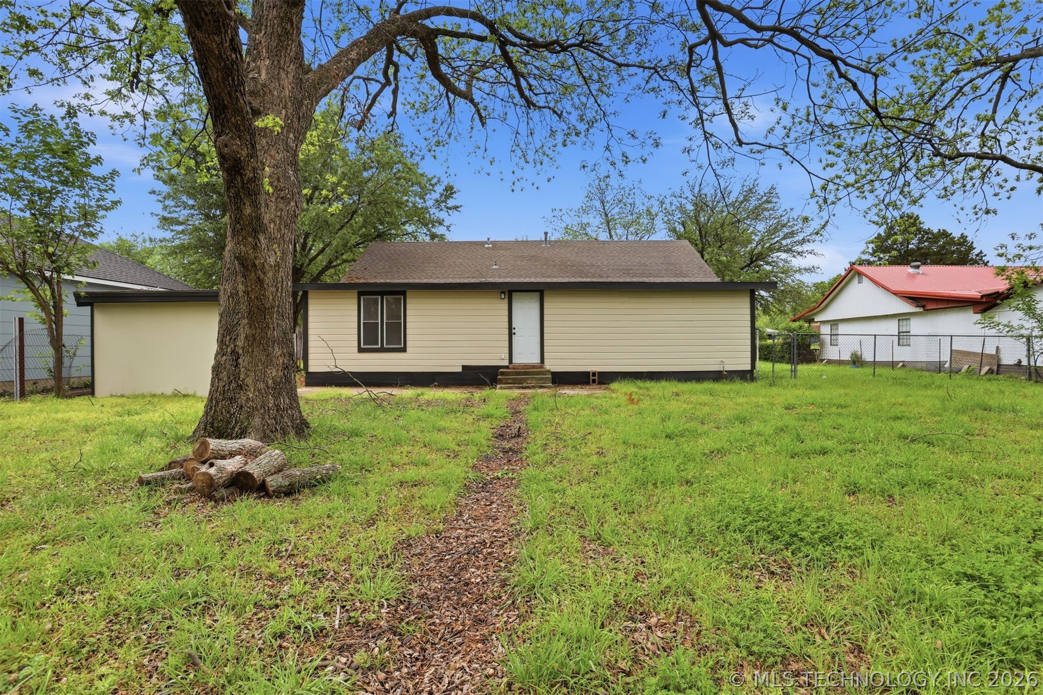 1008 W Burney Street Property Photo 4