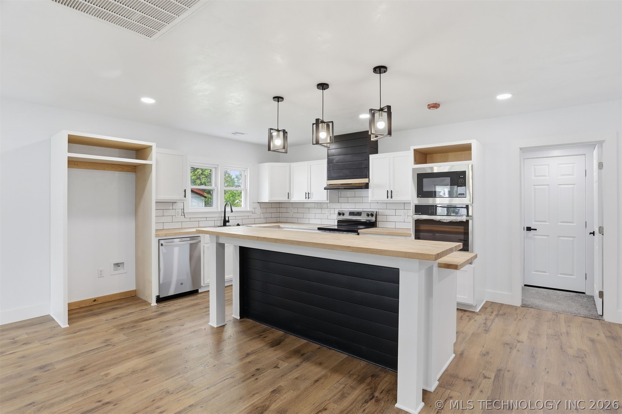 1008 W Burney Street Property Photo 9