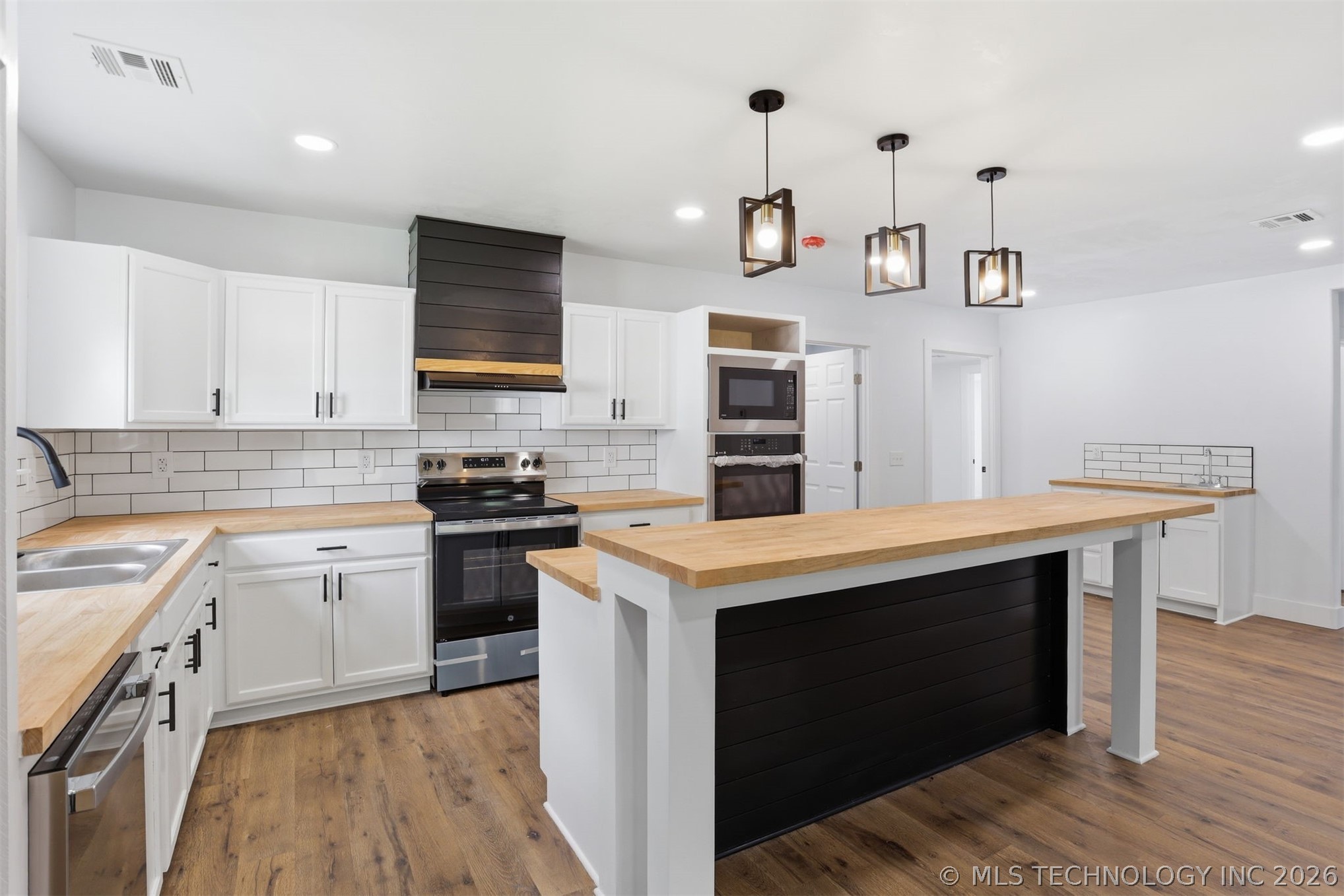 1008 W Burney Street Property Photo 10