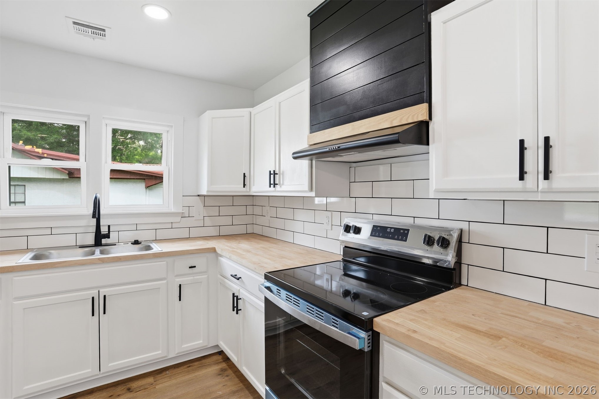 1008 W Burney Street Property Photo 11