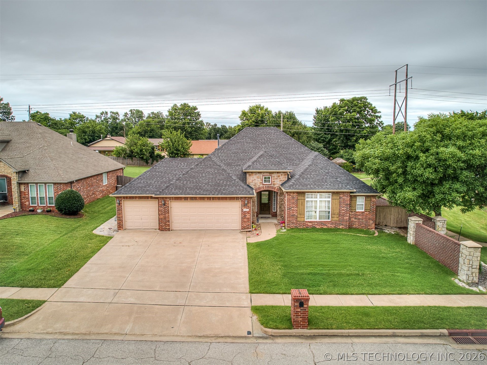 2312 E Queens Street Property Photo 2