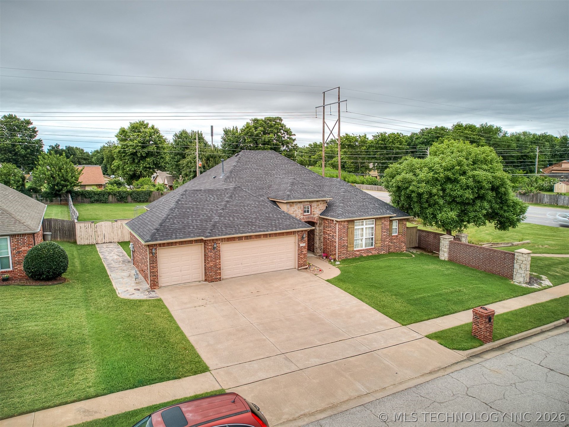 2312 E Queens Street Property Photo 3
