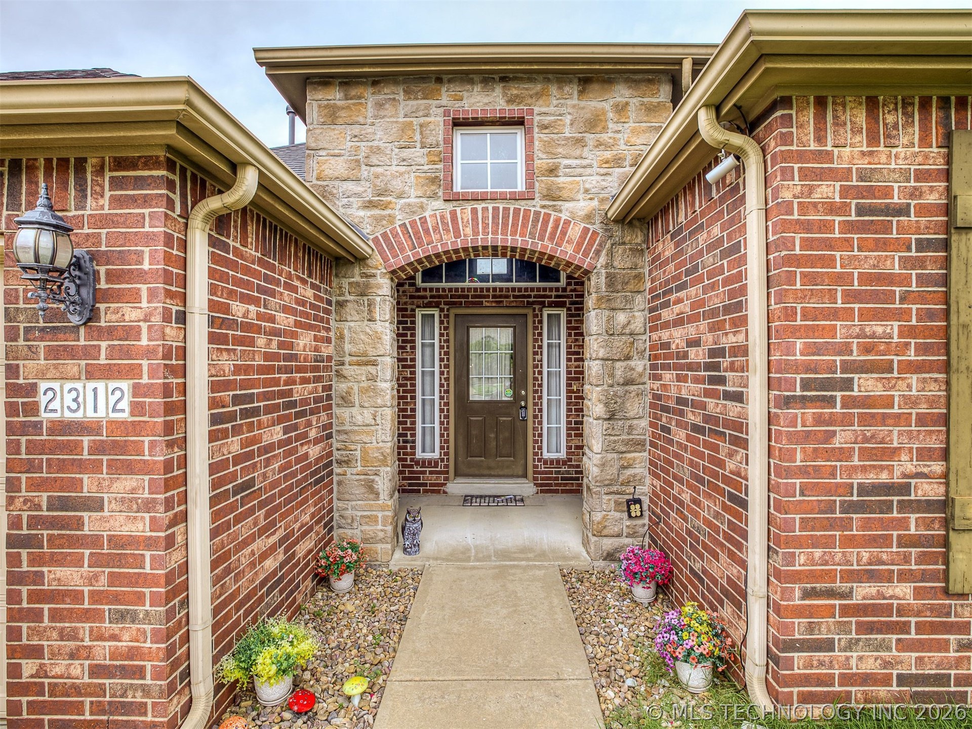 2312 E Queens Street Property Photo 5
