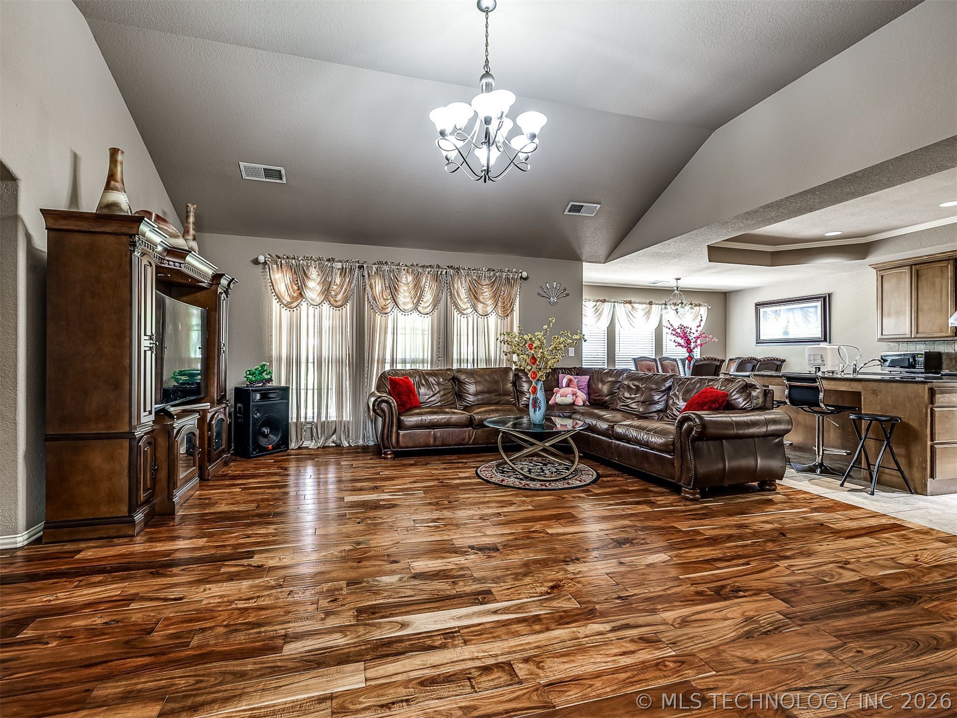 2312 E Queens Street Property Photo 8
