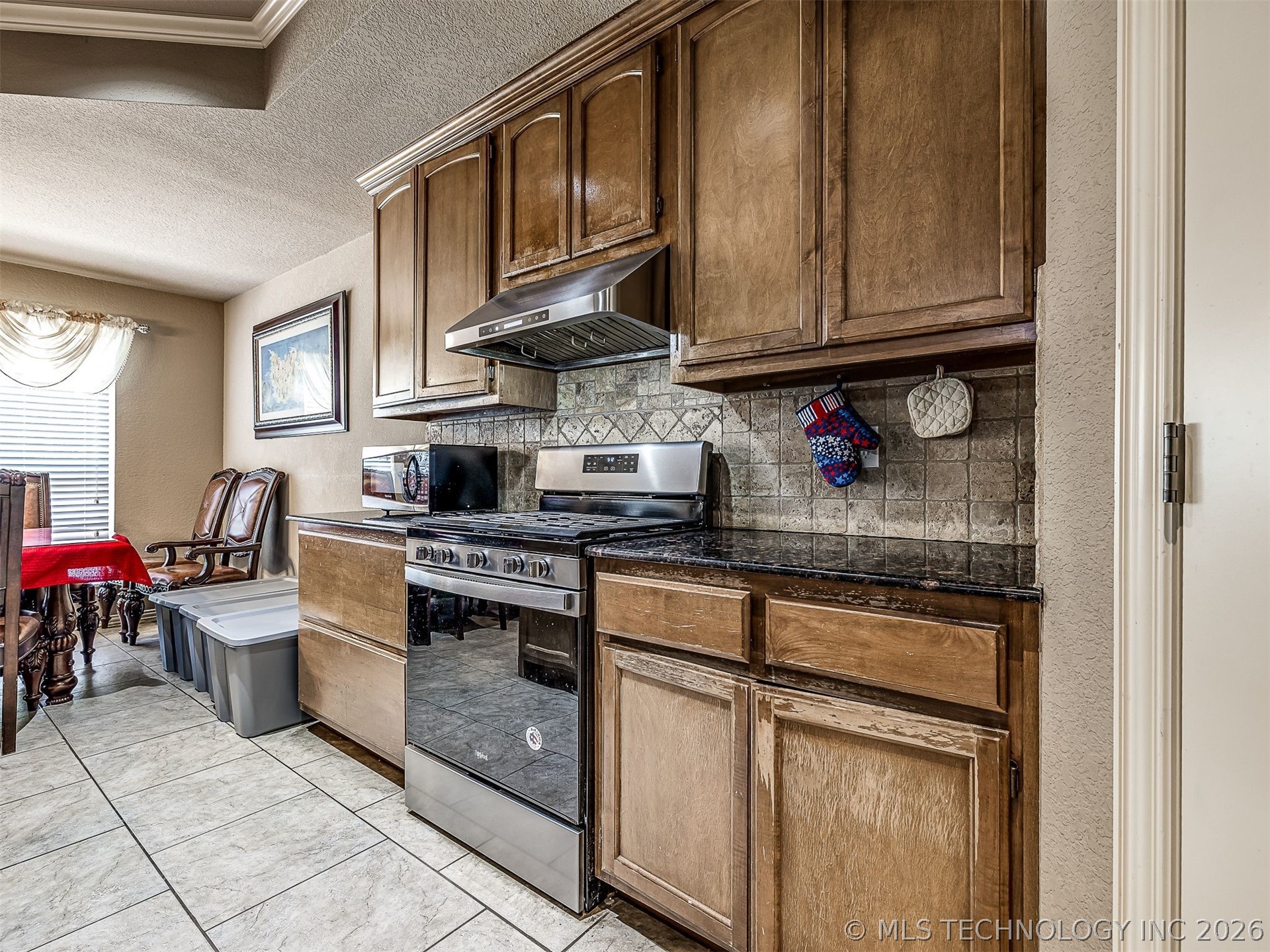 2312 E Queens Street Property Photo 14