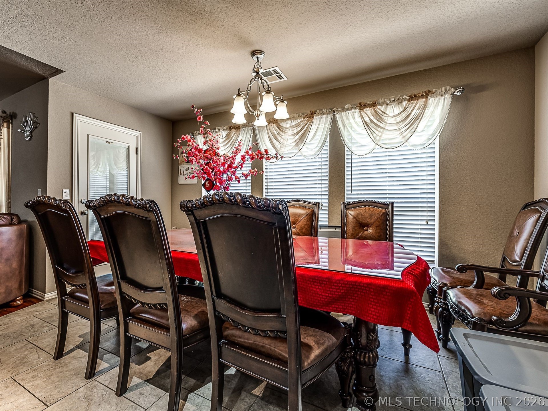 2312 E Queens Street Property Photo 20