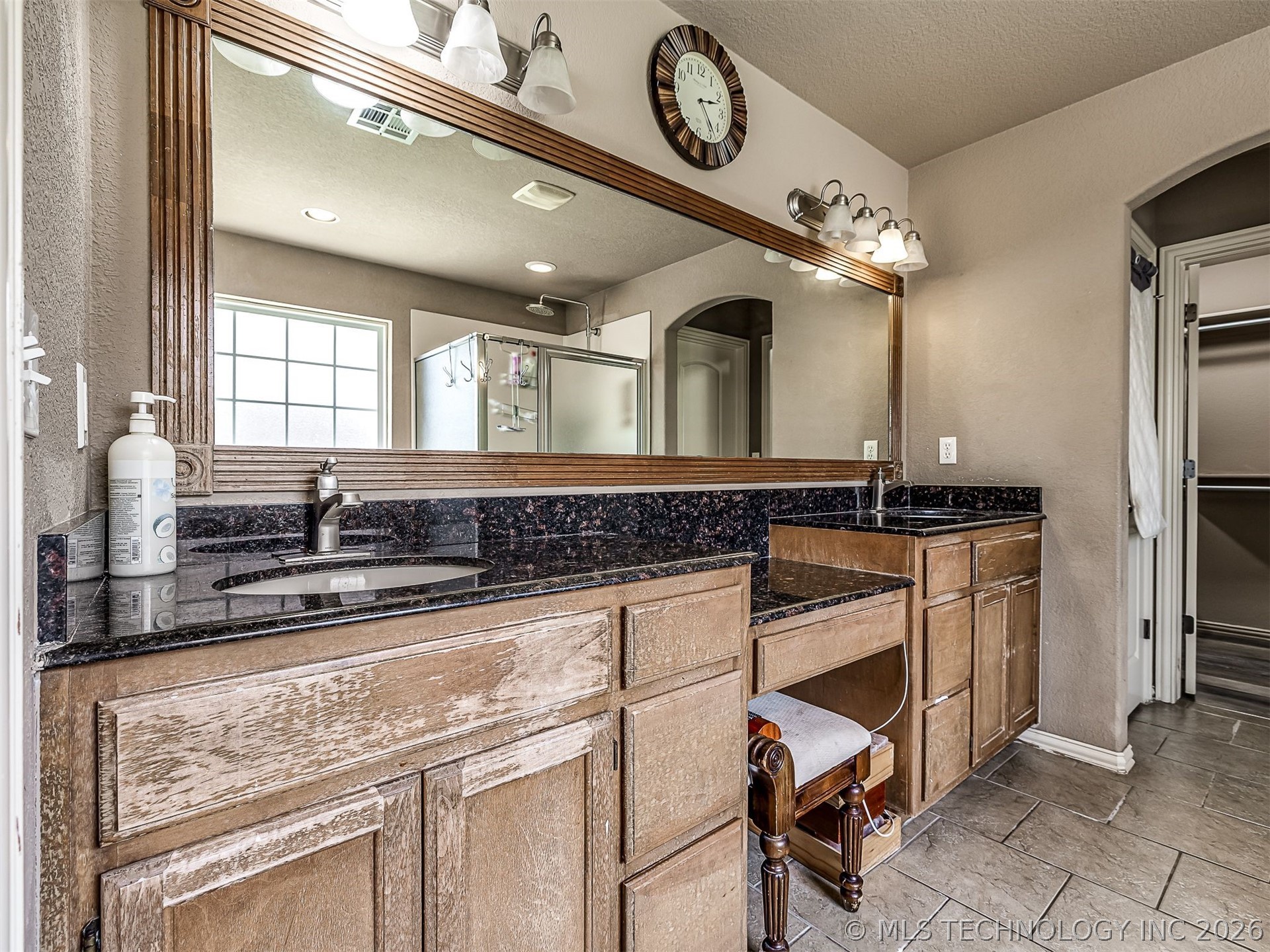 2312 E Queens Street Property Photo 25