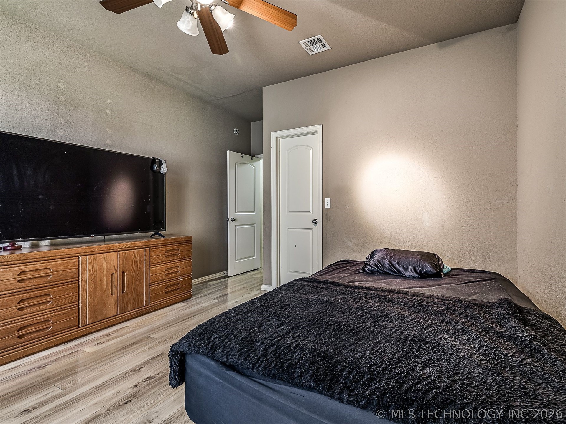 2312 E Queens Street Property Photo 33