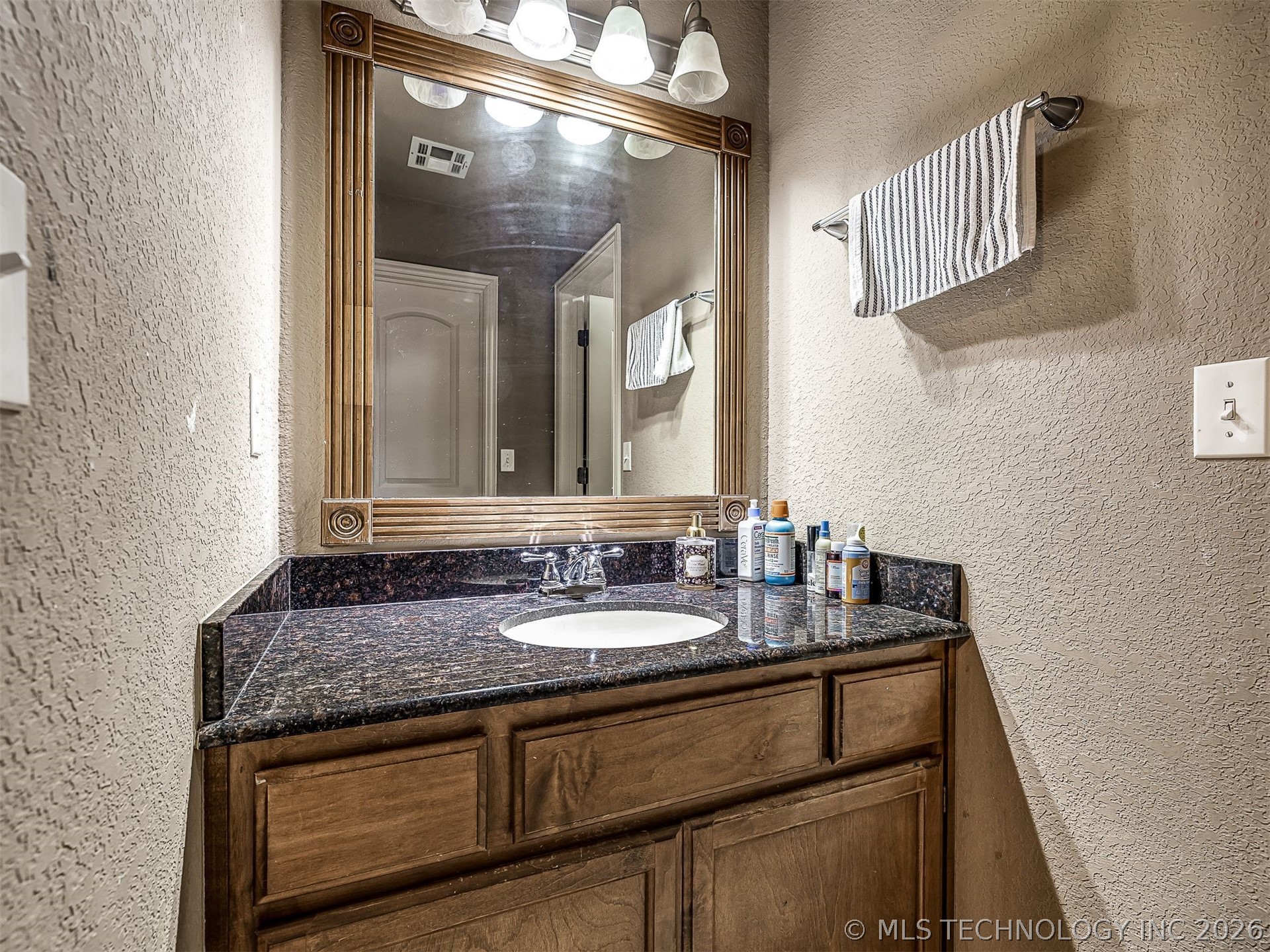 2312 E Queens Street Property Photo 38