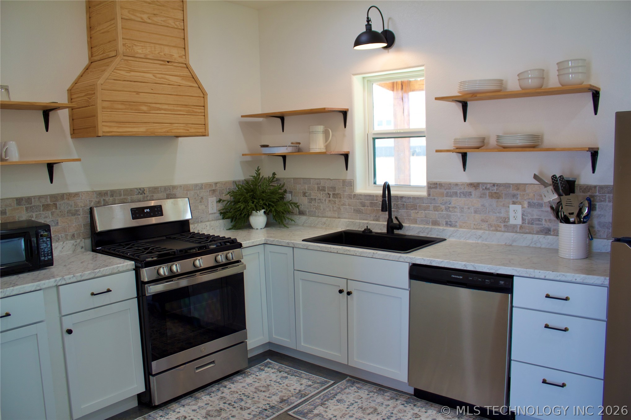 6129 Dixie Property Photo 4