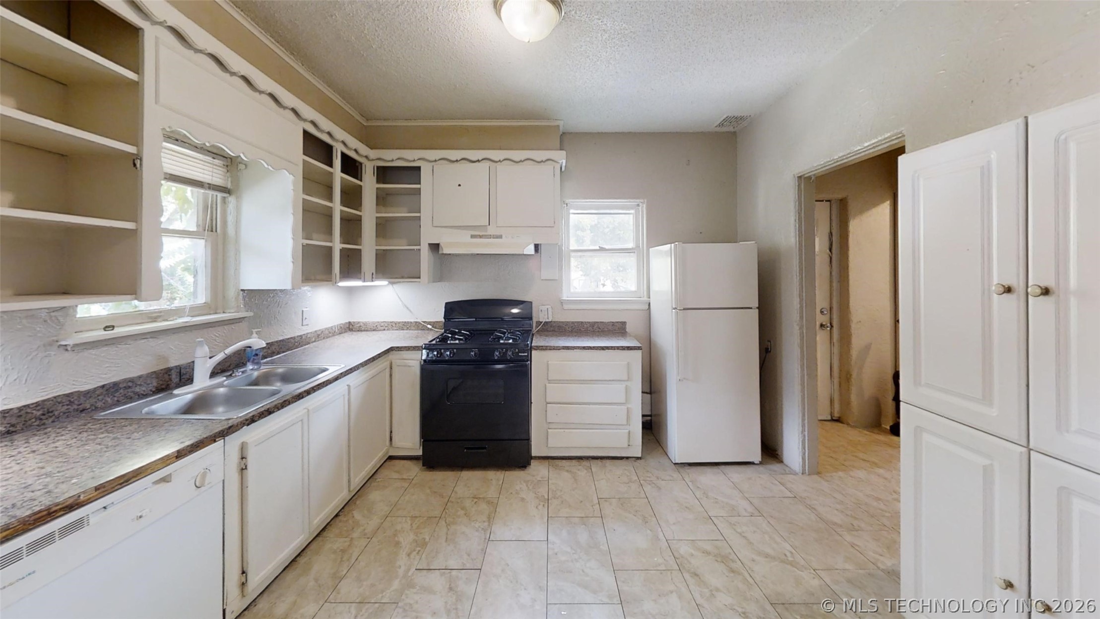 855 N Delaware Place Property Photo 6