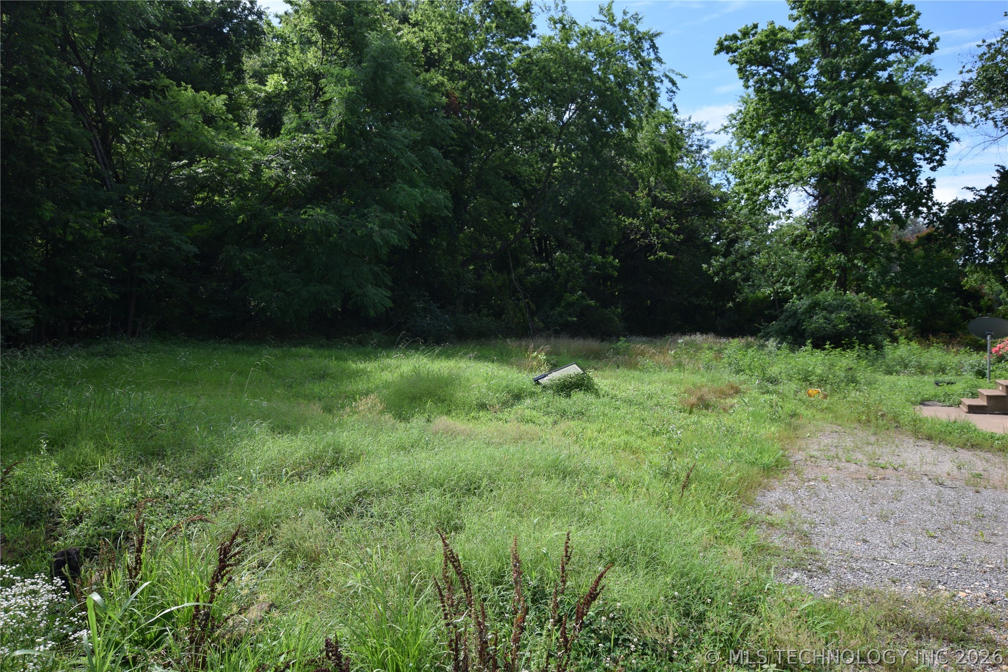 320 E Oak Street Property Photo 4
