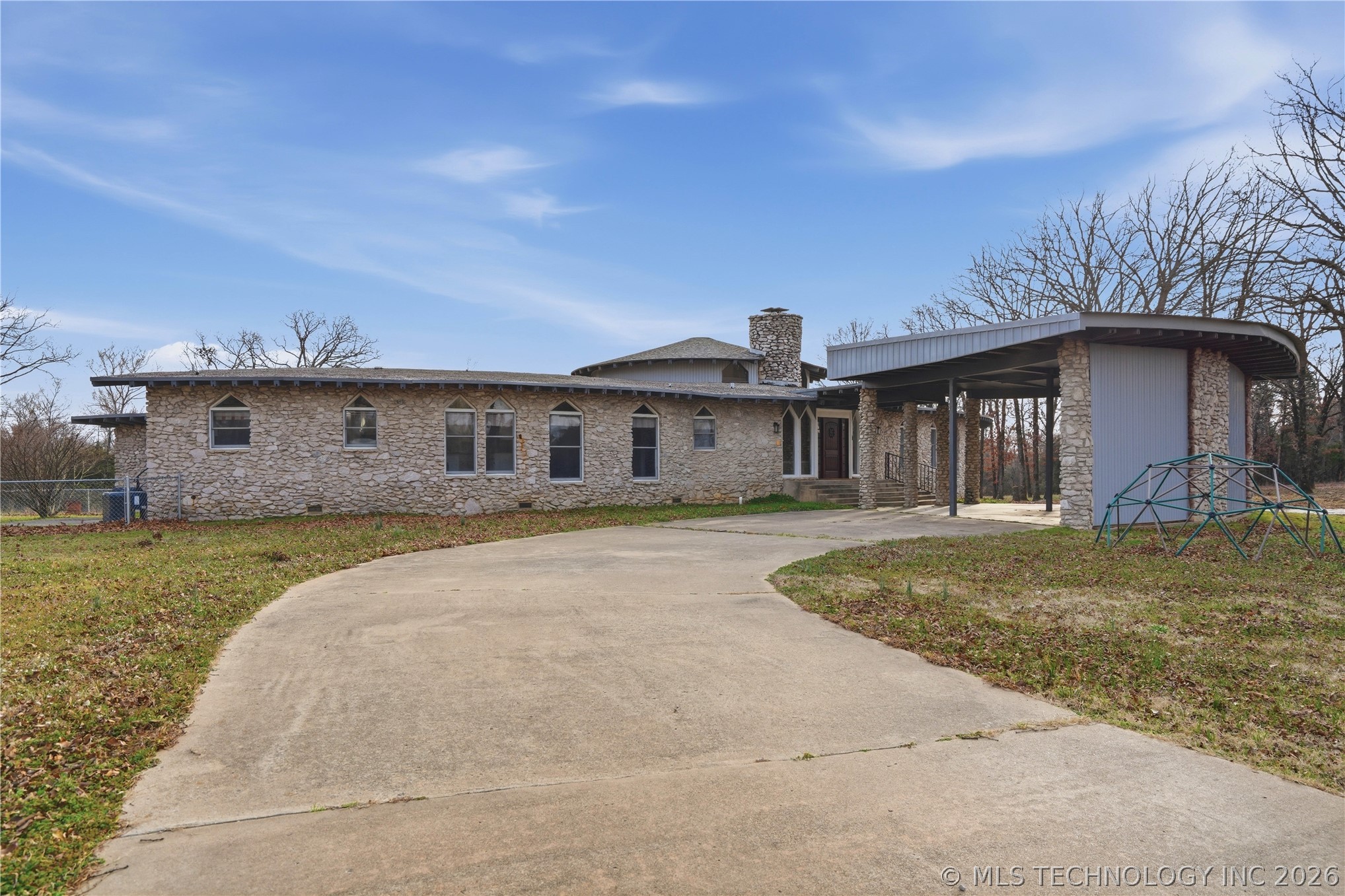 140 W Taylor Drive Property Photo 2