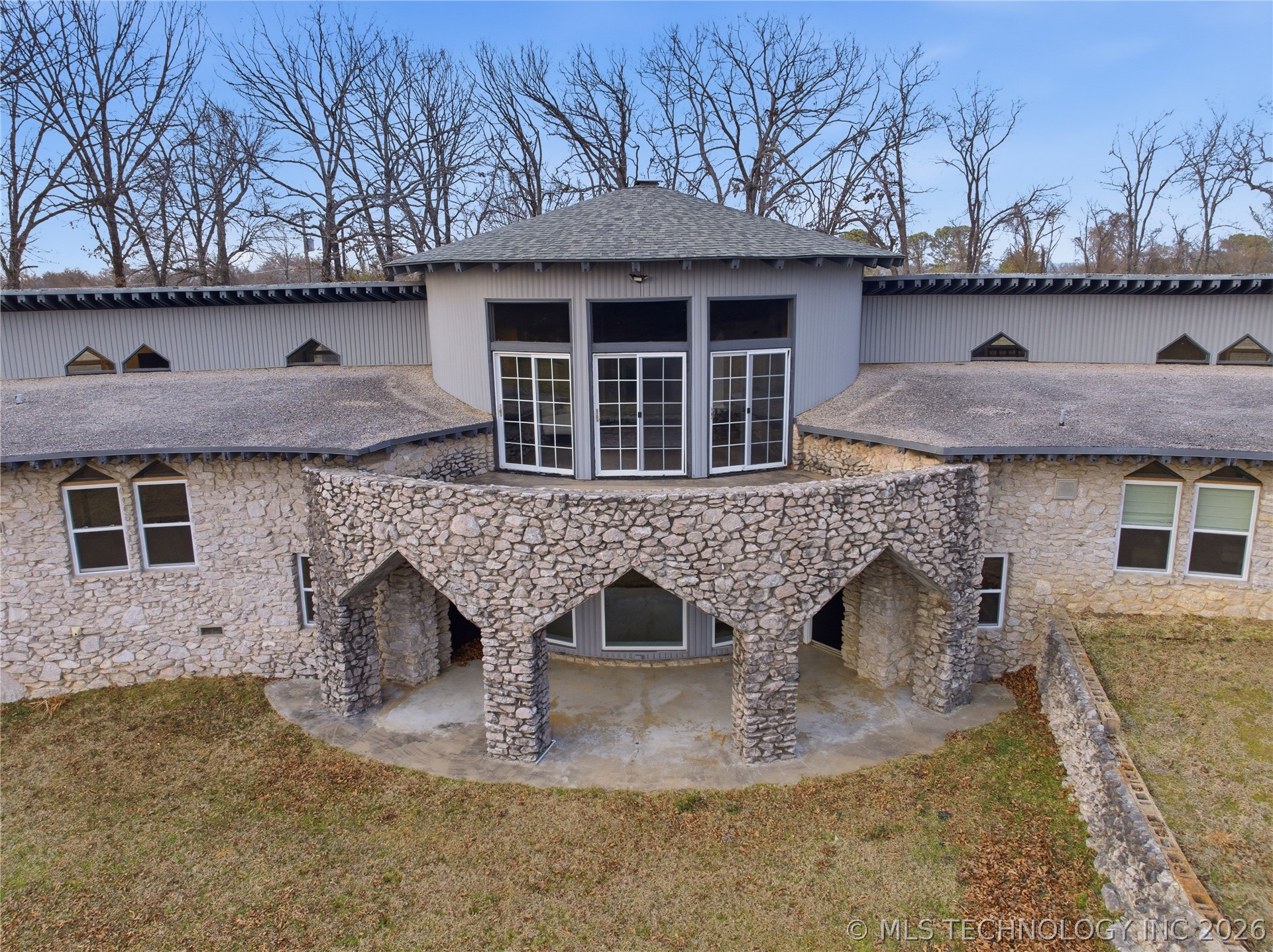140 W Taylor Drive Property Photo 4