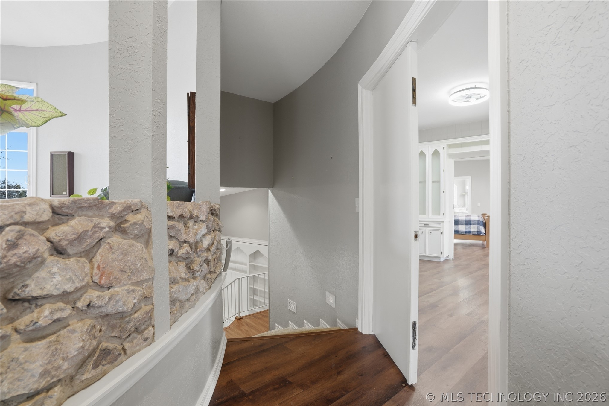140 W Taylor Drive Property Photo 12