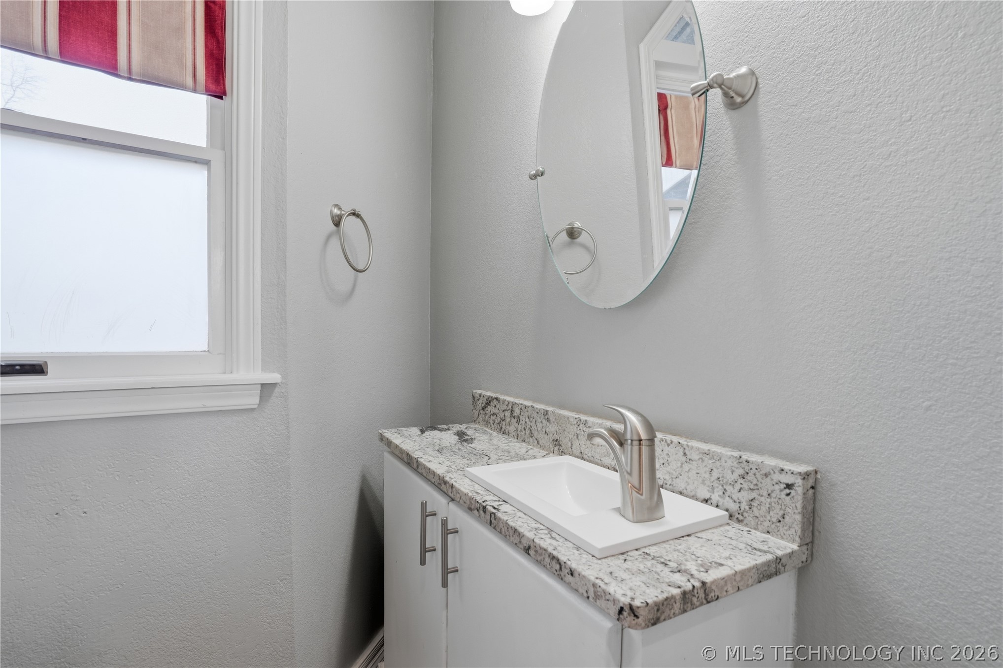 140 W Taylor Drive Property Photo 14
