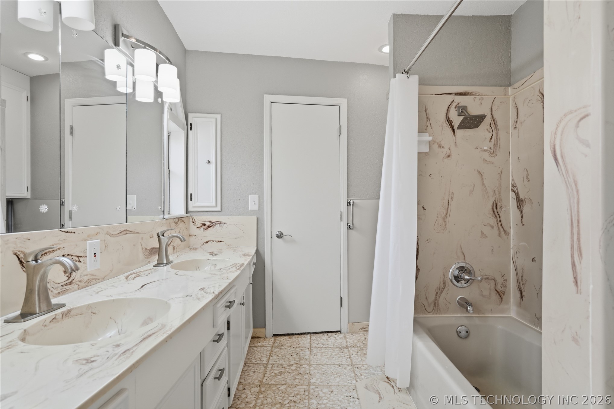 140 W Taylor Drive Property Photo 26