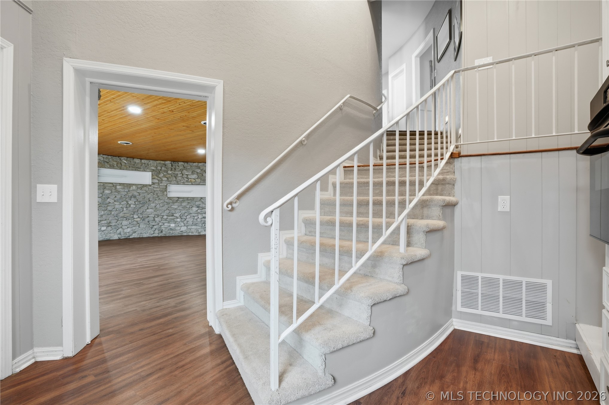 140 W Taylor Drive Property Photo 32