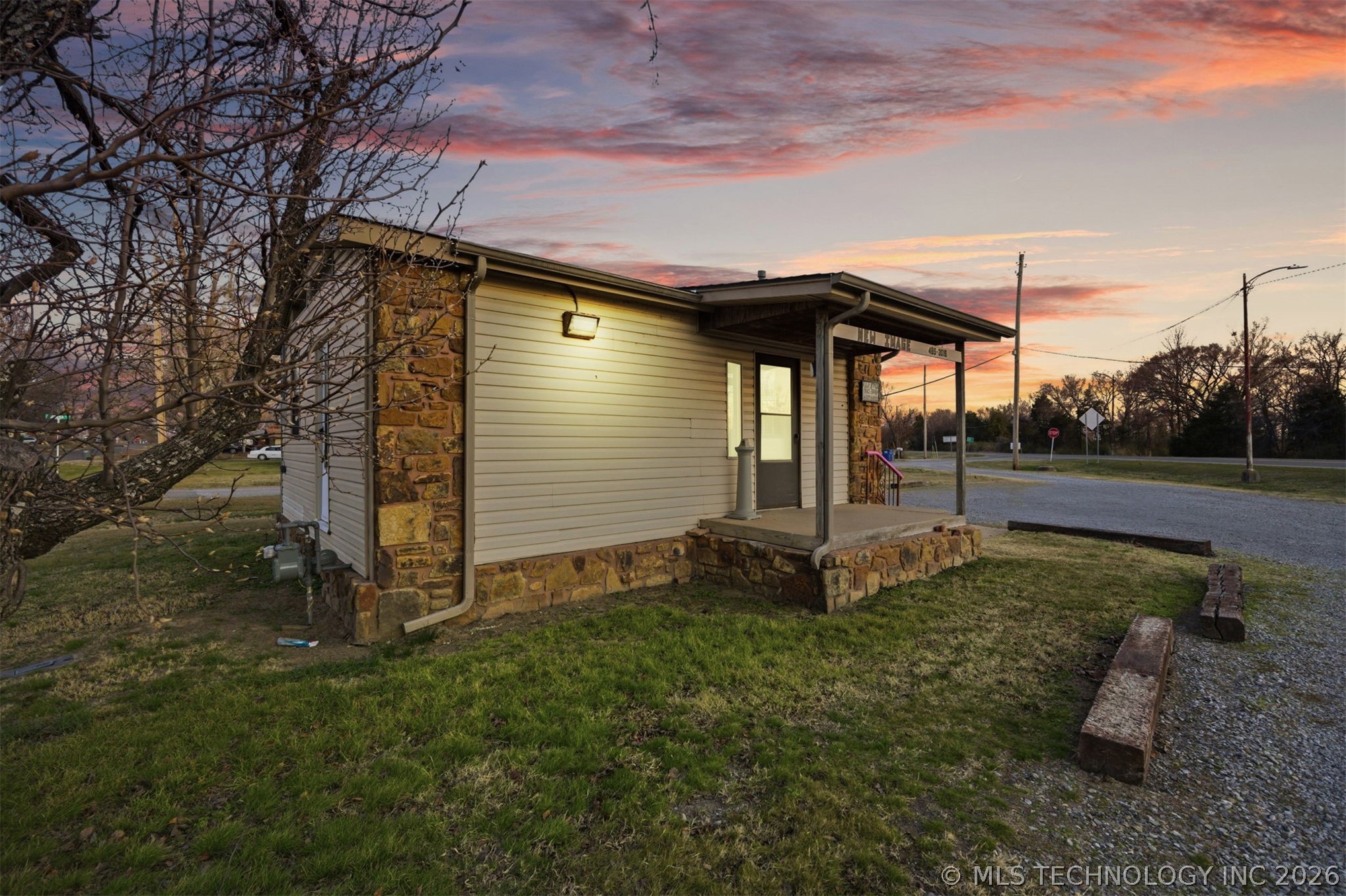 1401 S Mcquarrie Avenue Property Photo 9