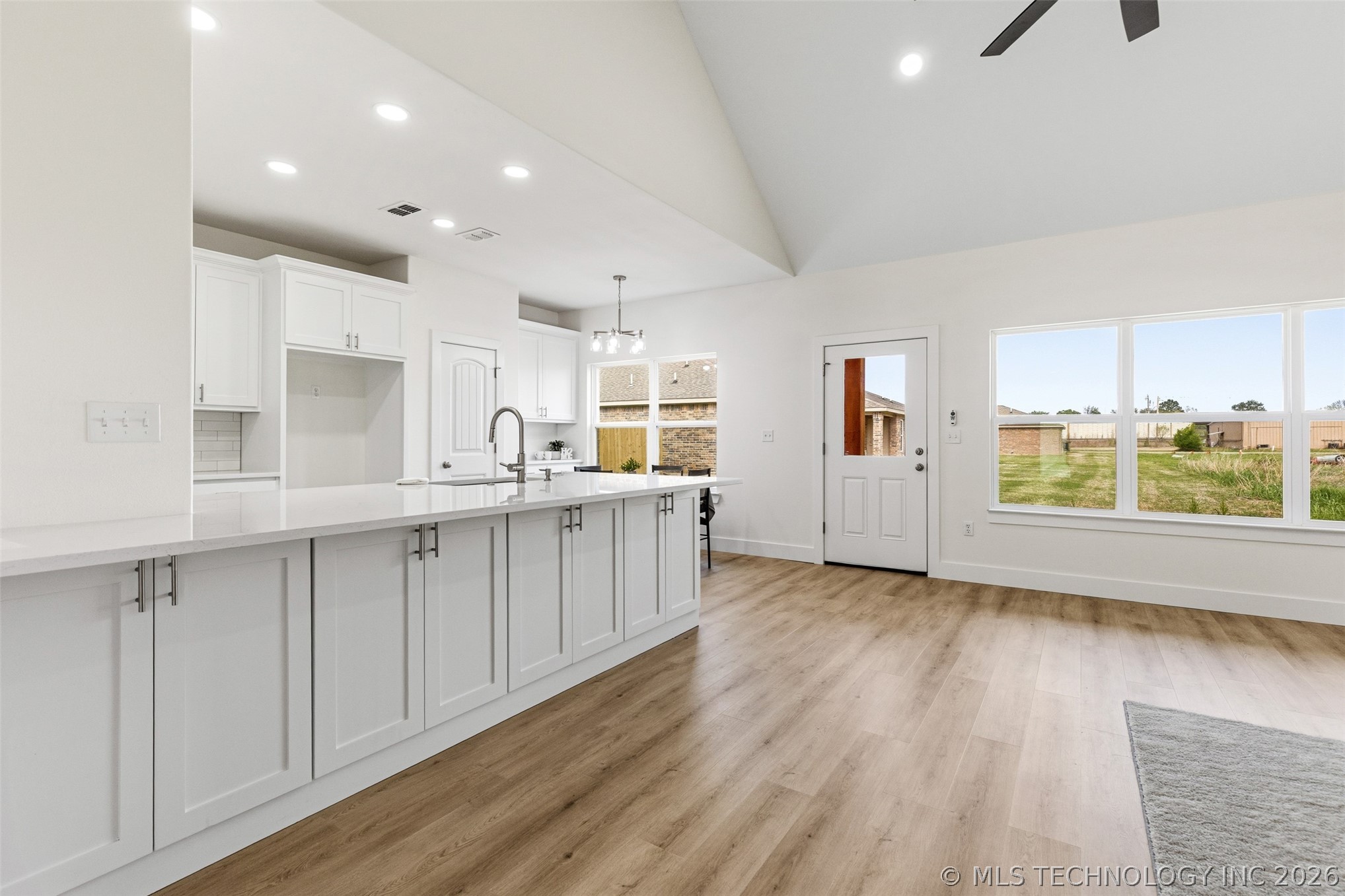 112 S B Street Property Photo 5