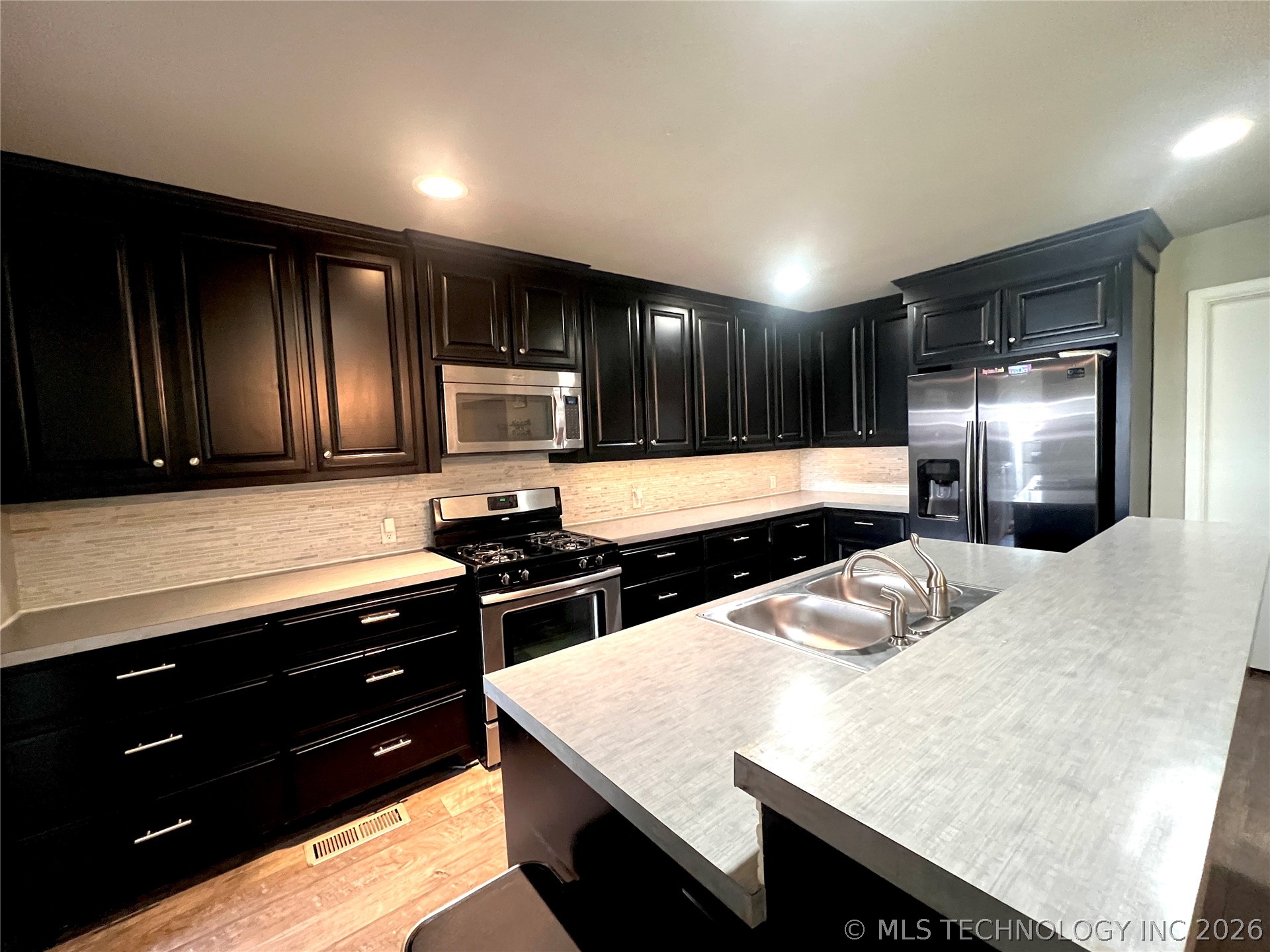 1610 E Osage Avenue Property Photo 7