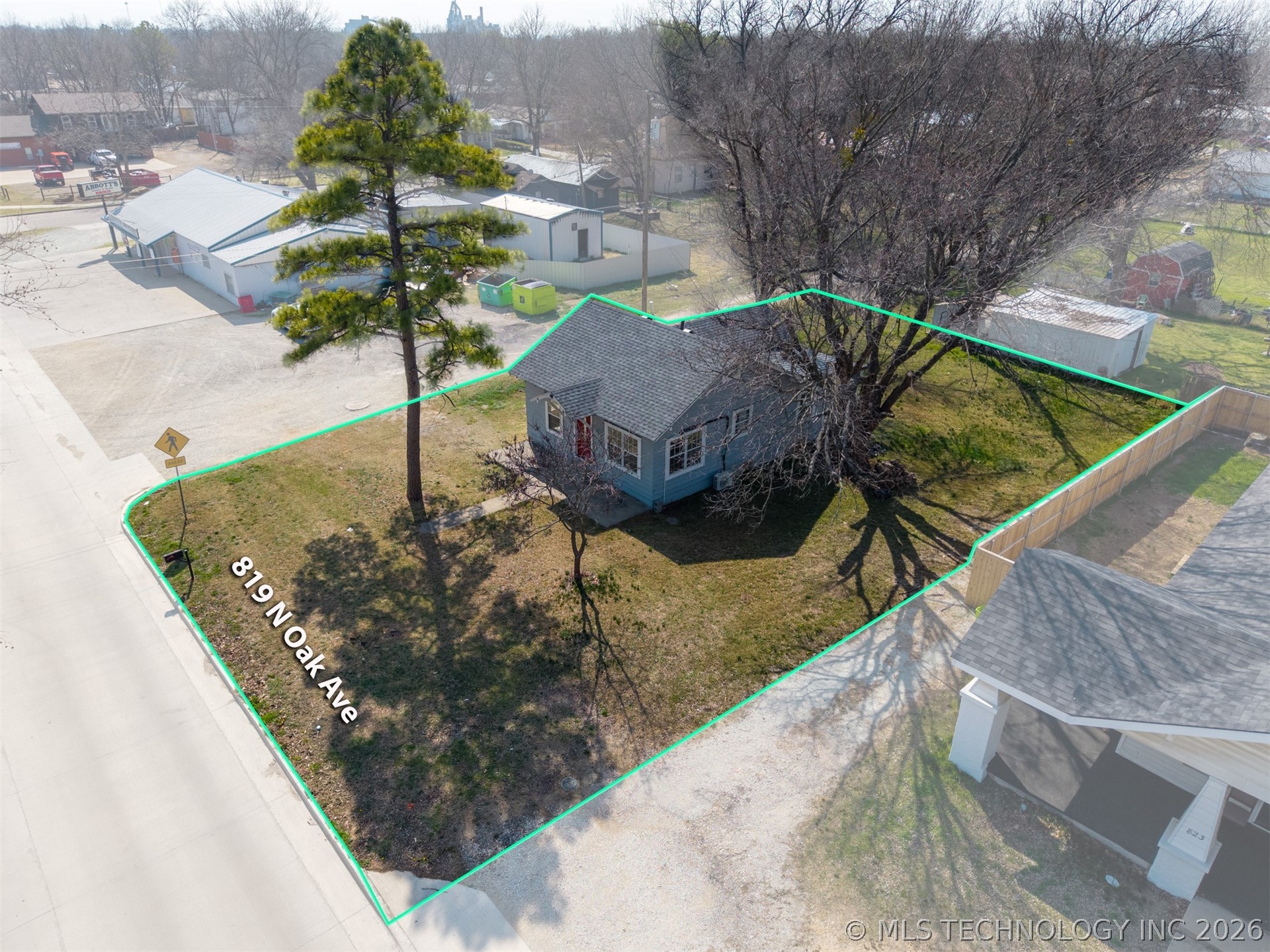 819 N Oak Property Photo 3