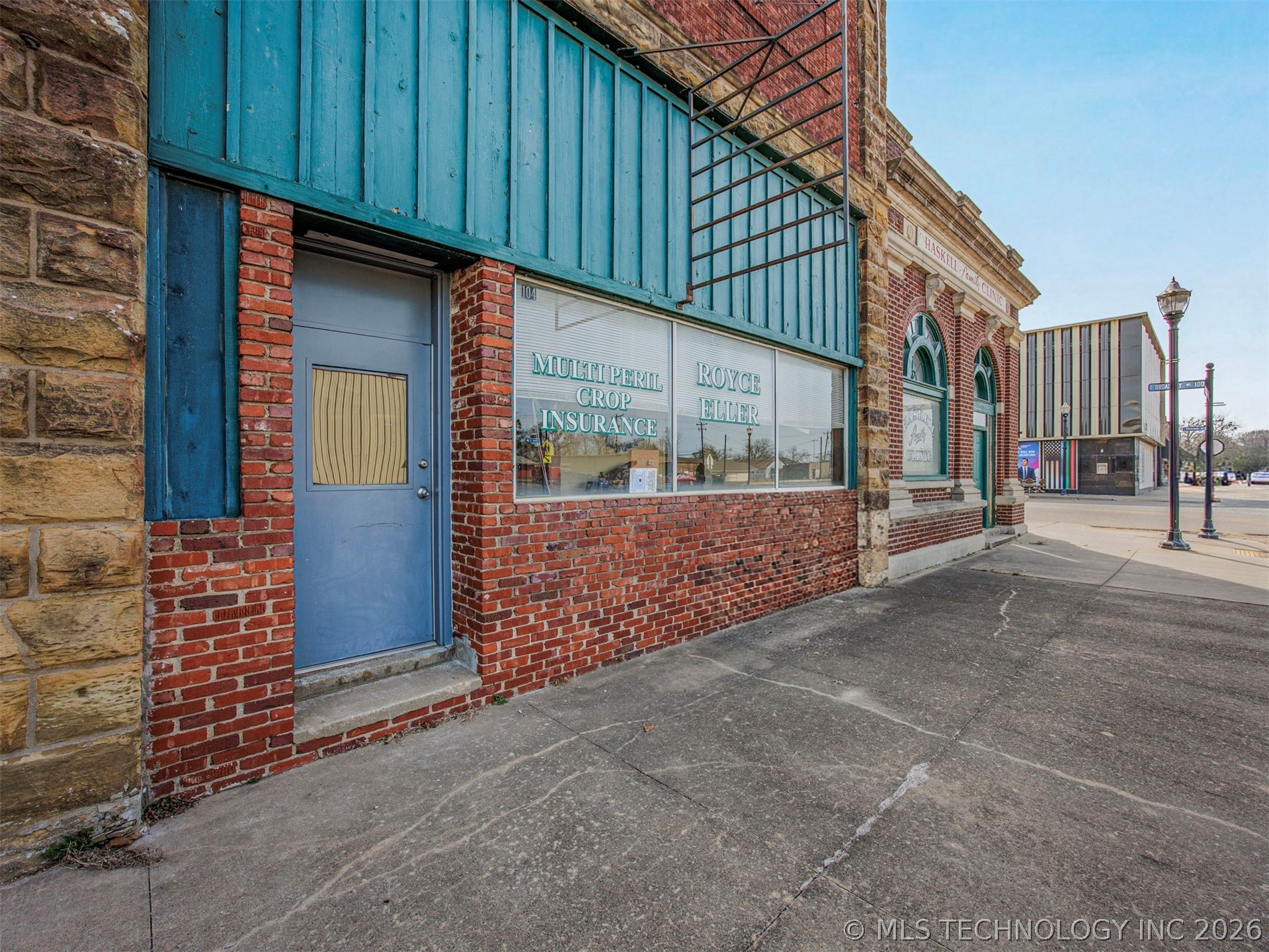 104 E Main Property Photo 32
