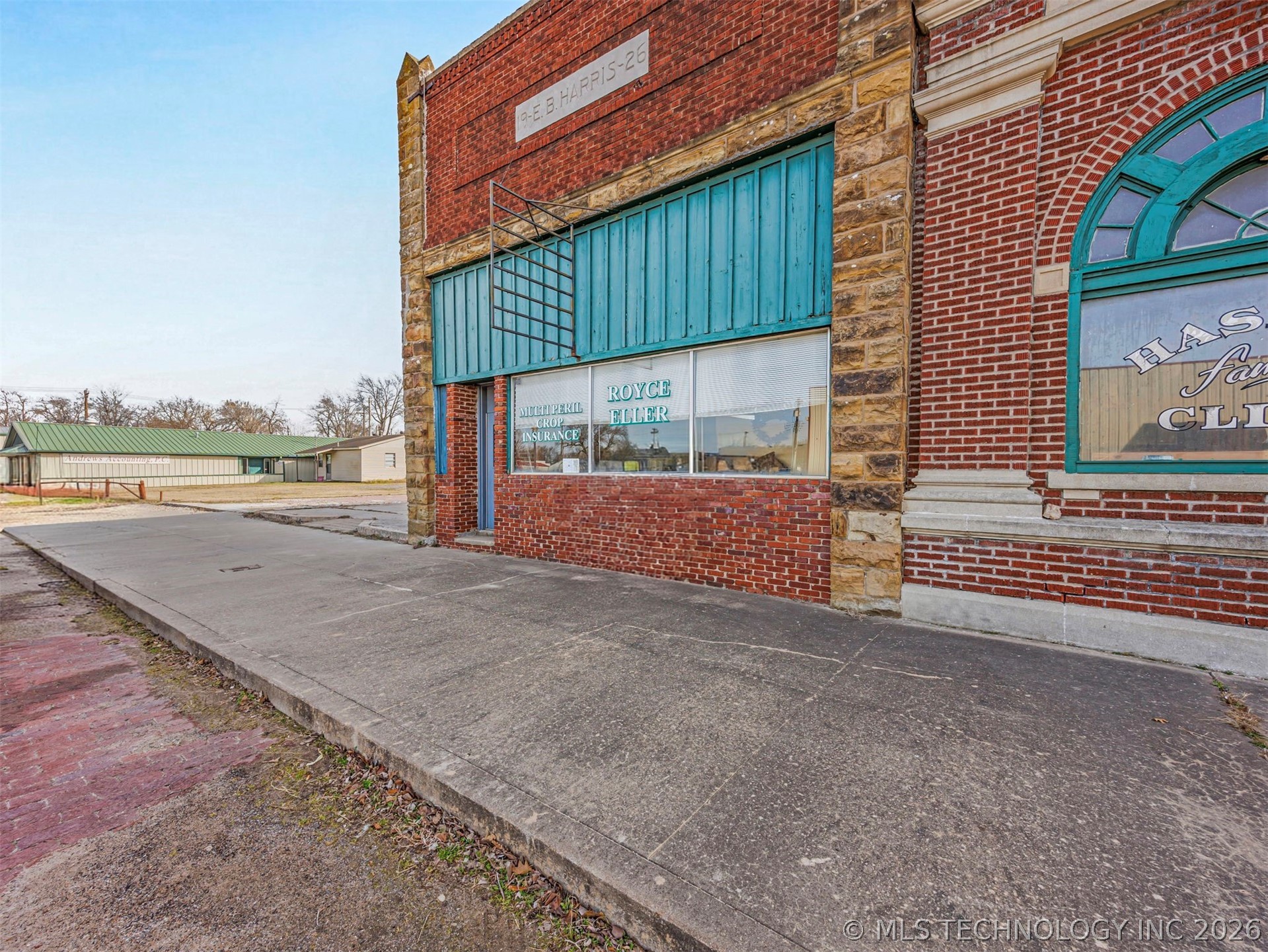104 E Main Property Photo 33