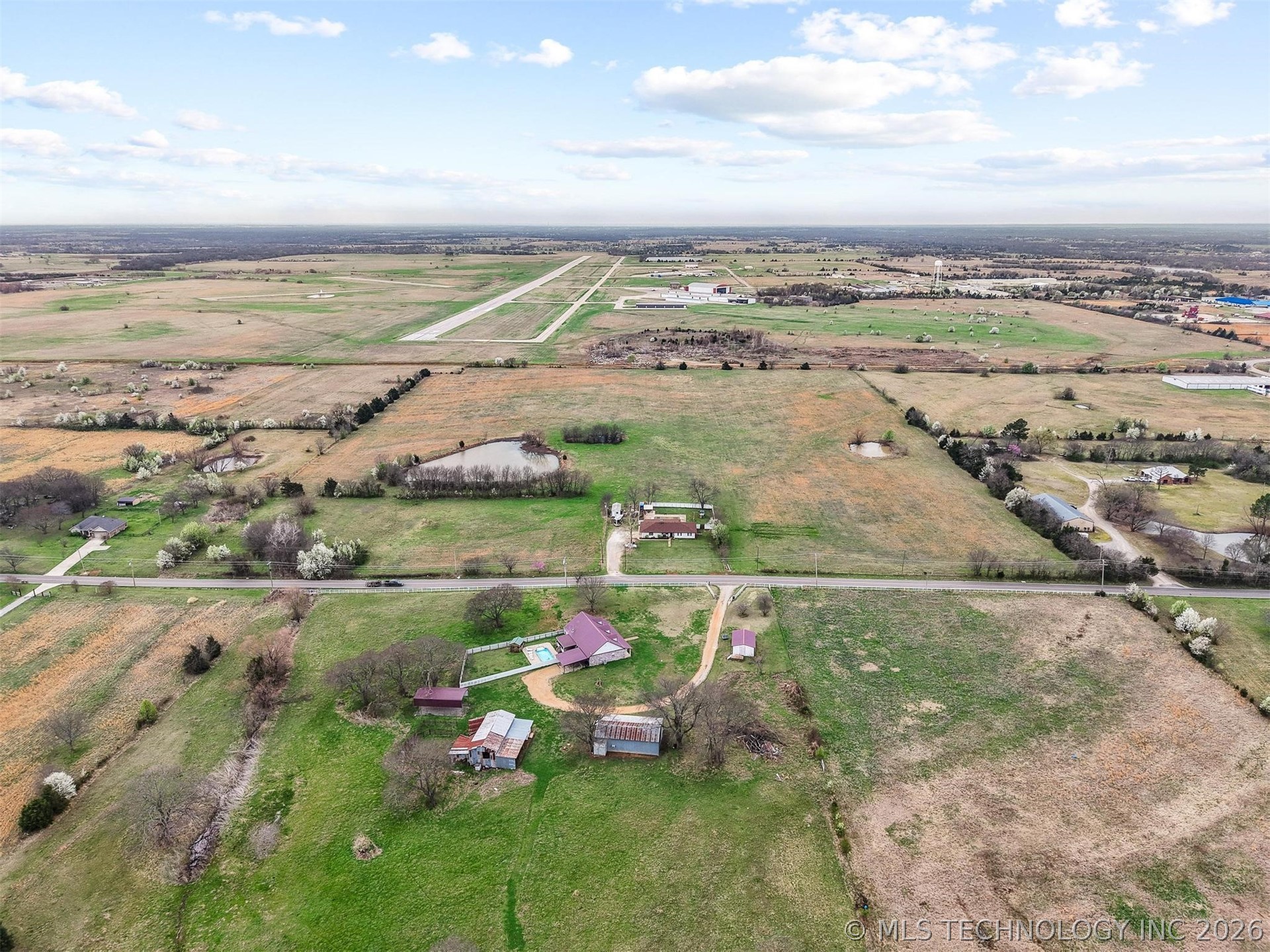 2305 Rodeo Road Property Photo 8