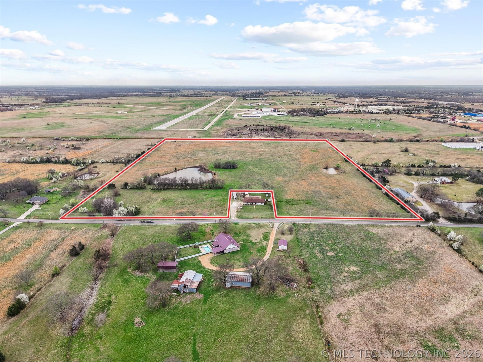 2305 Rodeo Road Property Photo 9