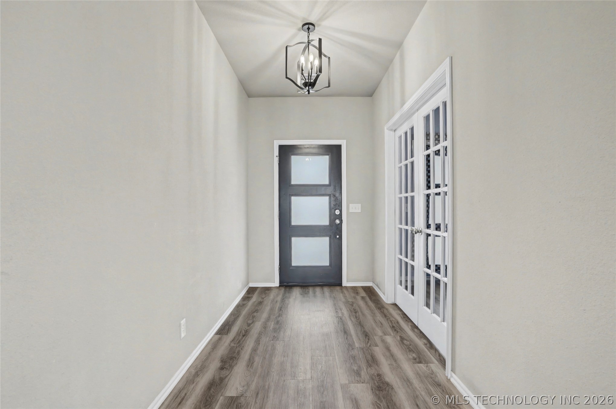 711 W 53rd Place Property Photo 6