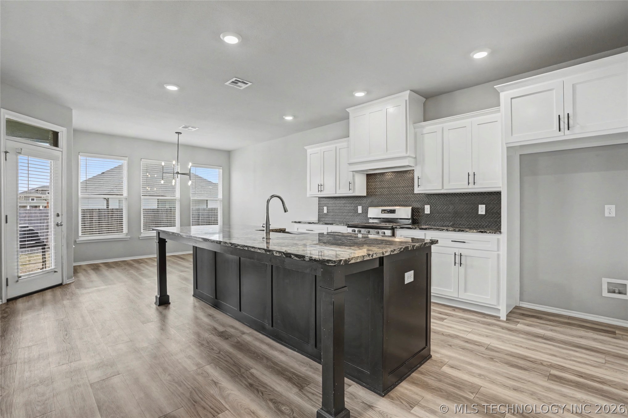 711 W 53rd Place Property Photo 10