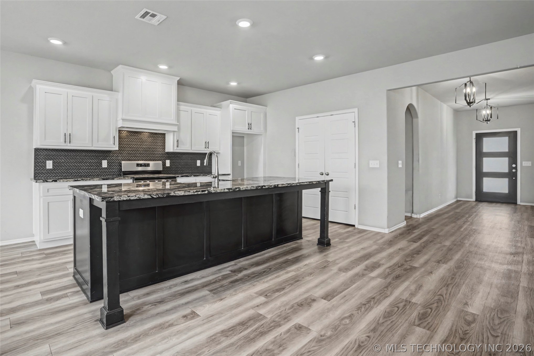 711 W 53rd Place Property Photo 12