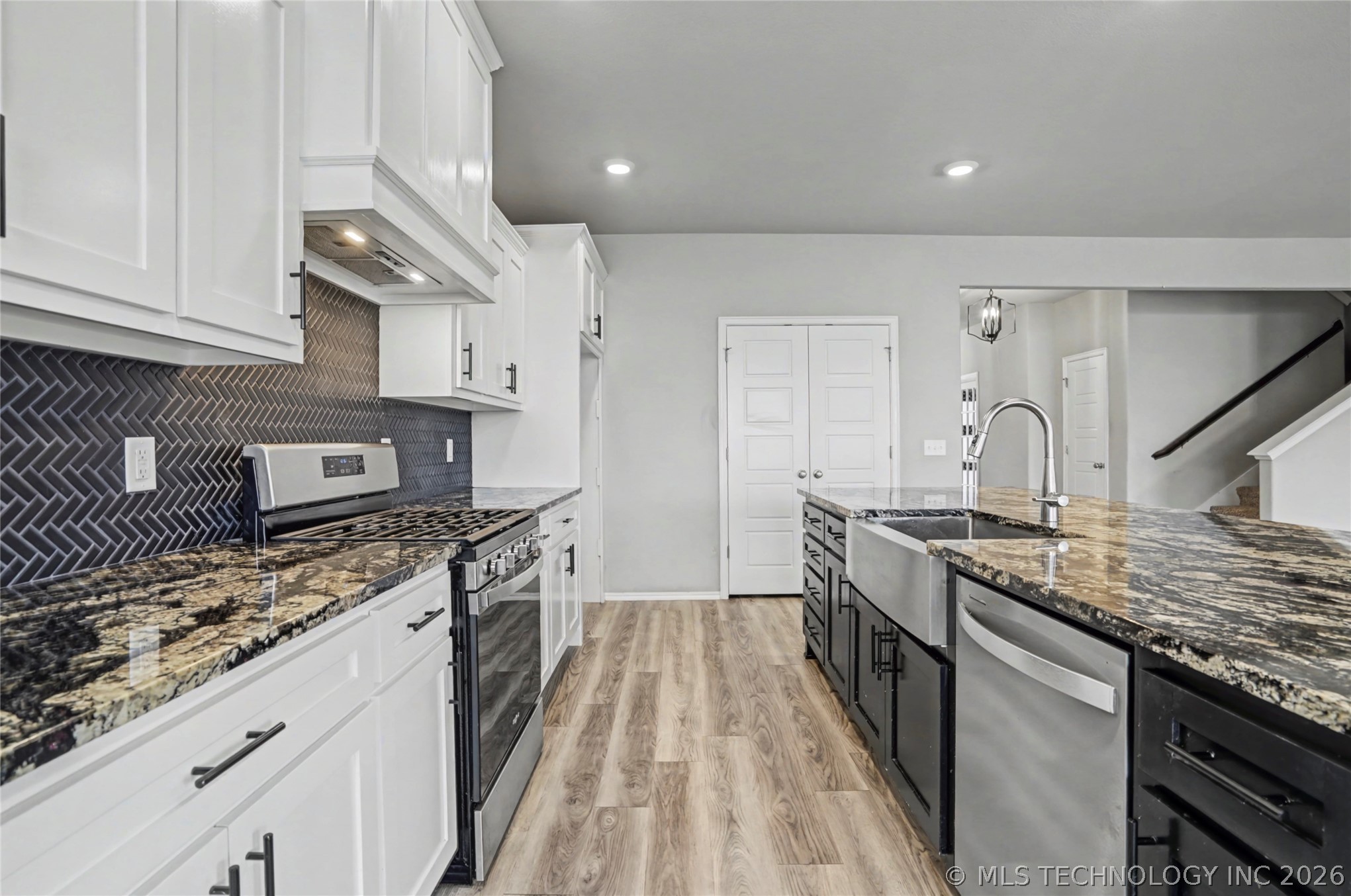 711 W 53rd Place Property Photo 14
