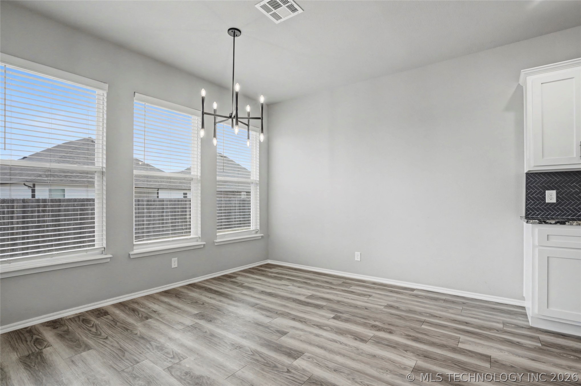 711 W 53rd Place Property Photo 15