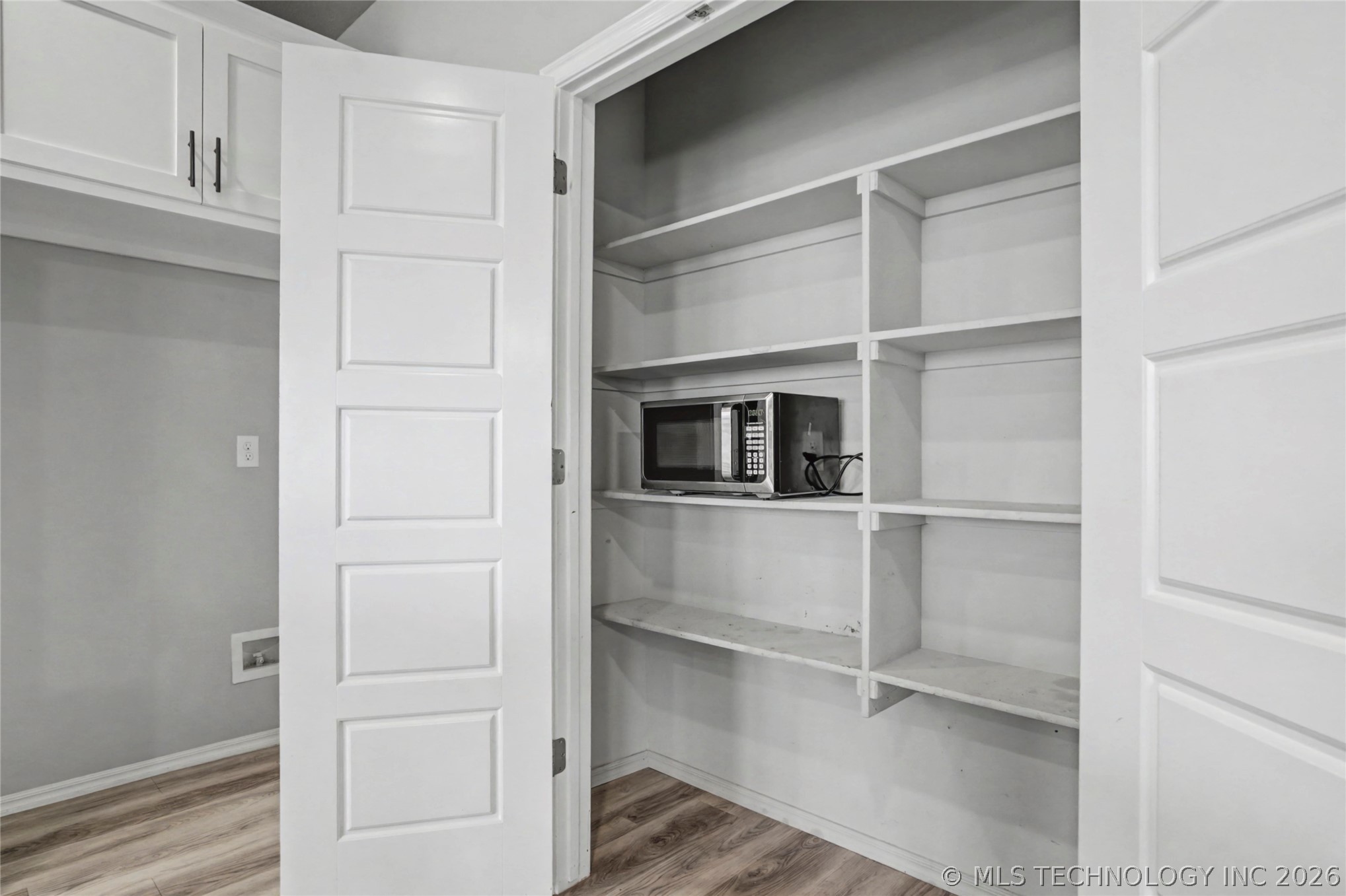 711 W 53rd Place Property Photo 17