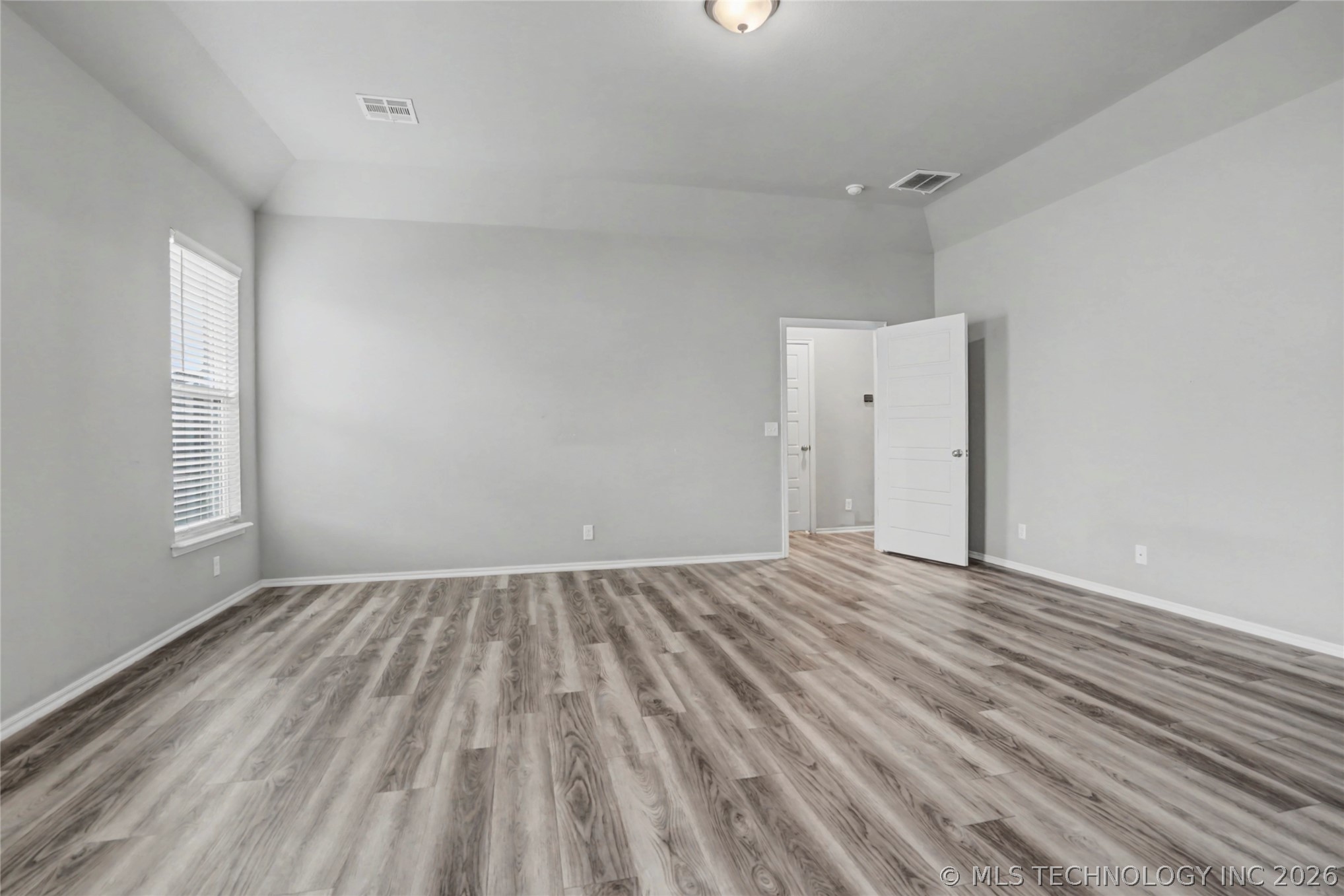 711 W 53rd Place Property Photo 22