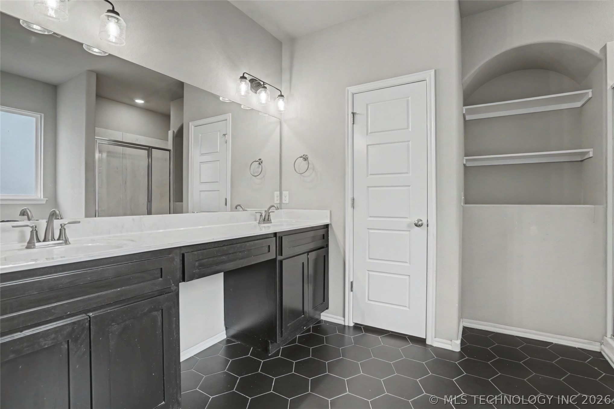 711 W 53rd Place Property Photo 23