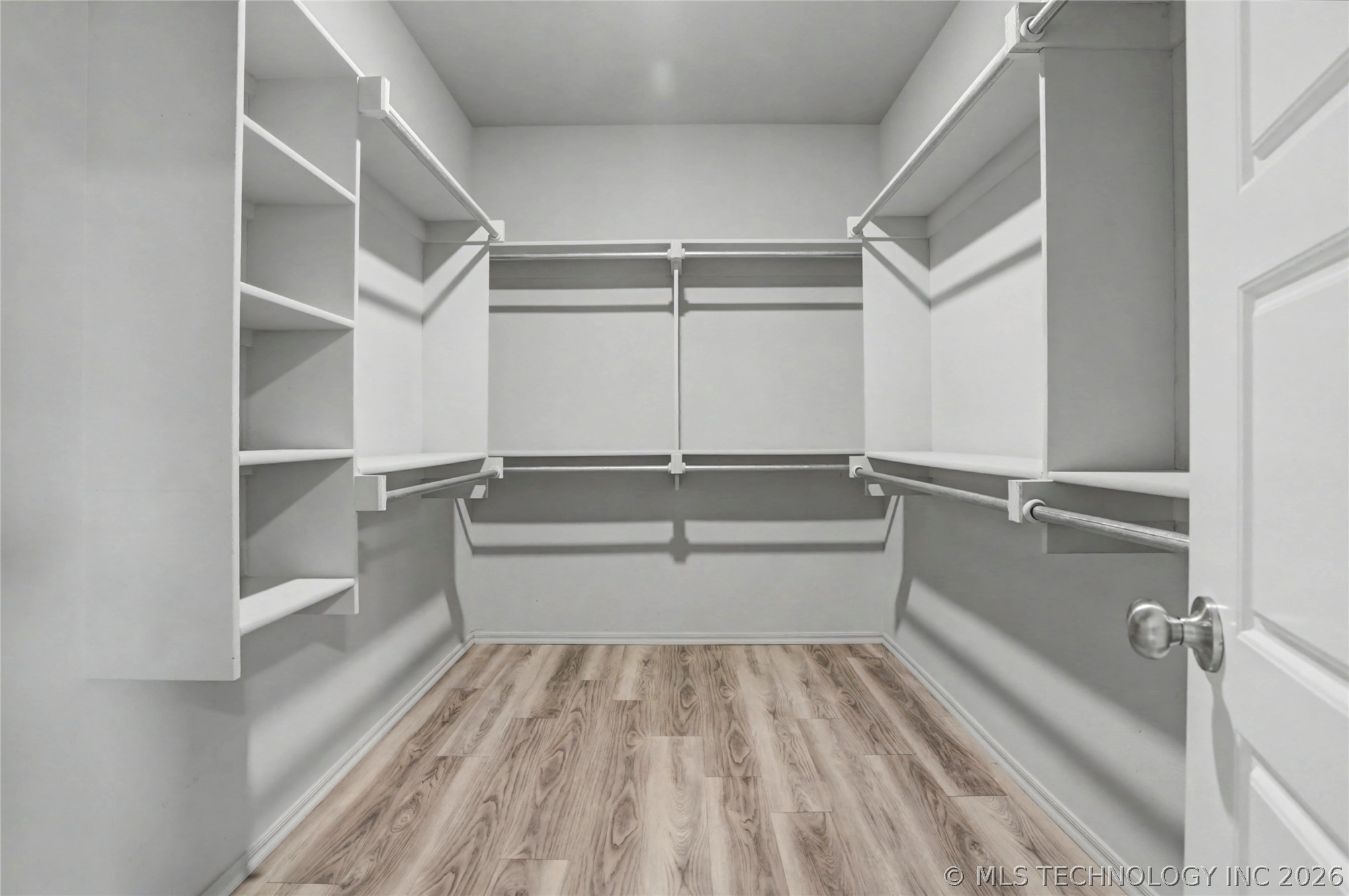 711 W 53rd Place Property Photo 25