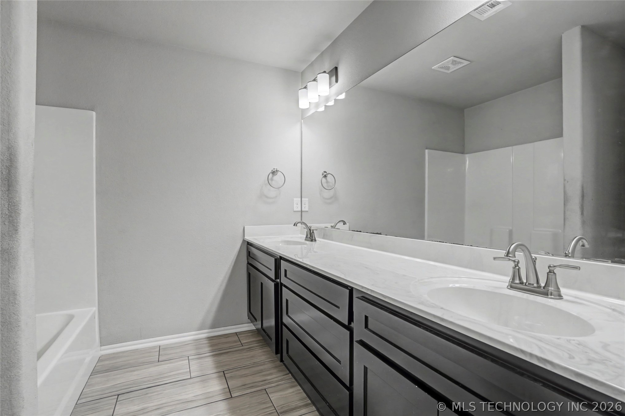 711 W 53rd Place Property Photo 35