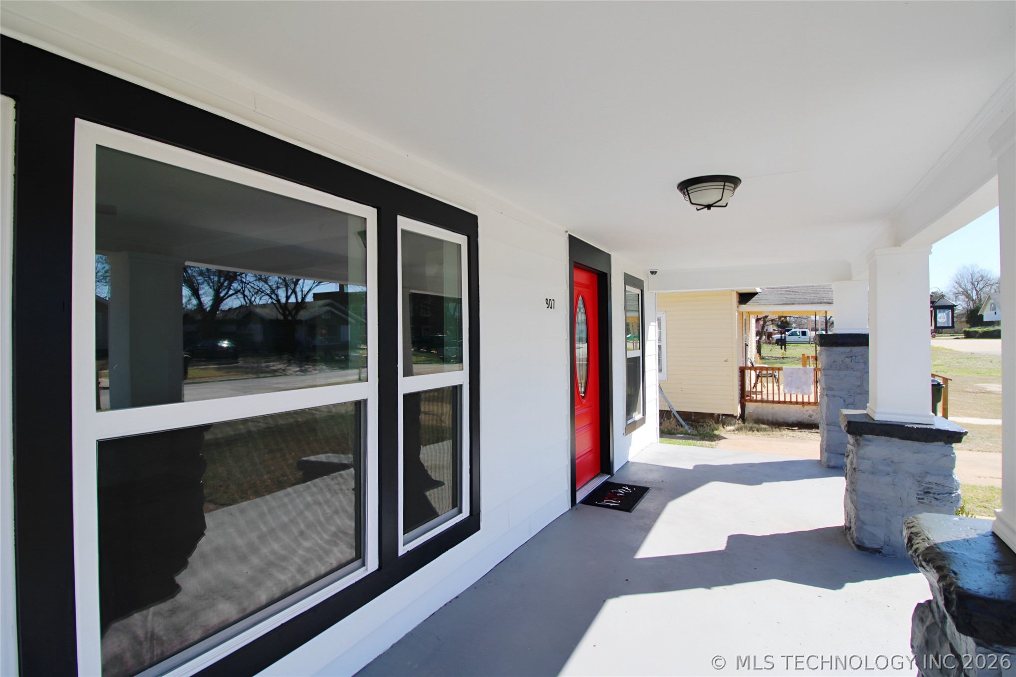 907 E 3rd Street Property Photo 4